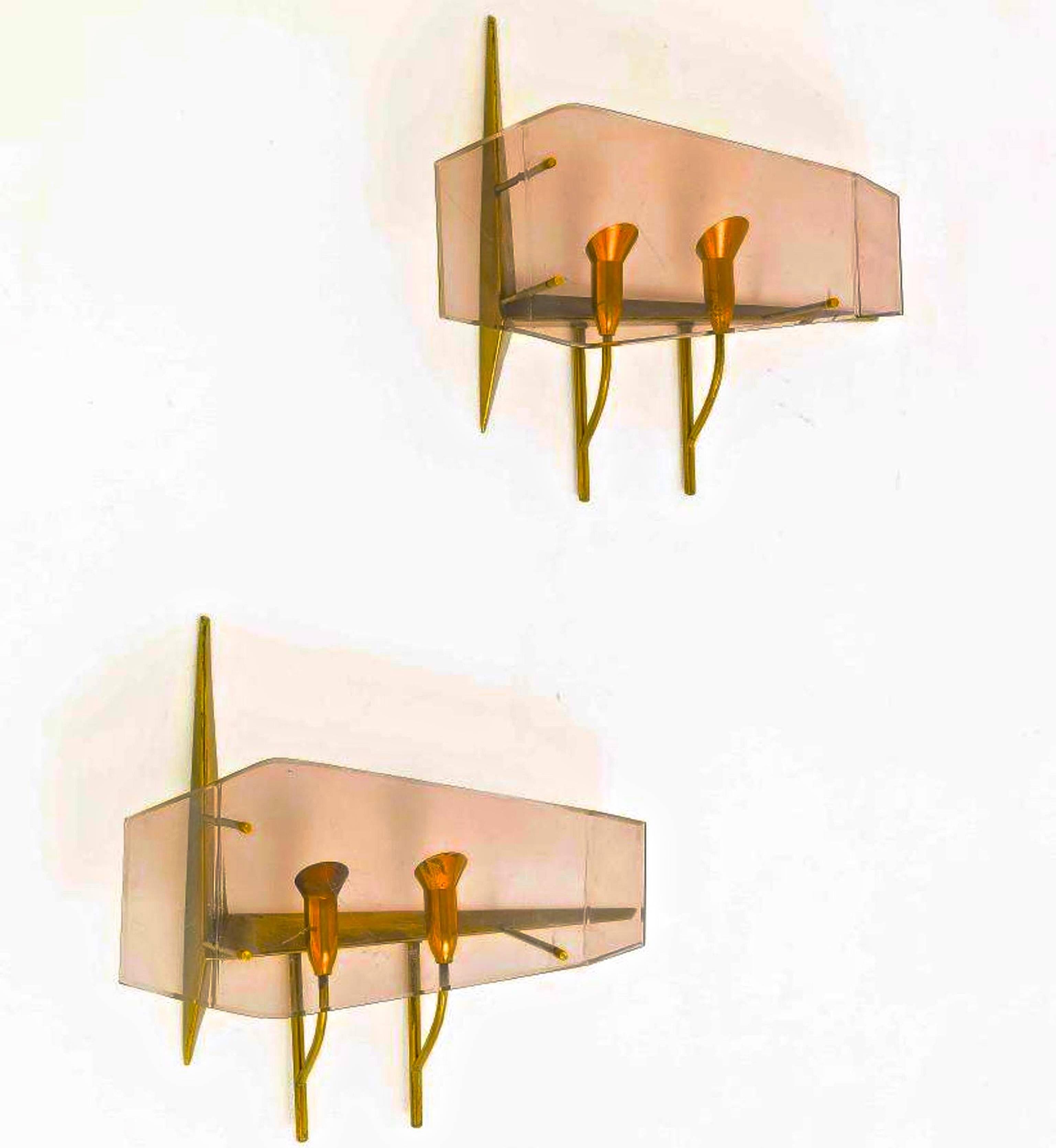 Sehr seltenes Paar Wandlampen, um 1960, entworfen von Oscar Torlasco für Stilux Milano. 
Doppellichtstruktur aus Messing mit farbig getöntem Plexiglas. 
Jeder Wandleuchter fasst zwei Kandelaberglühbirnen mit jeweils bis zu 60 Watt. Rewired for