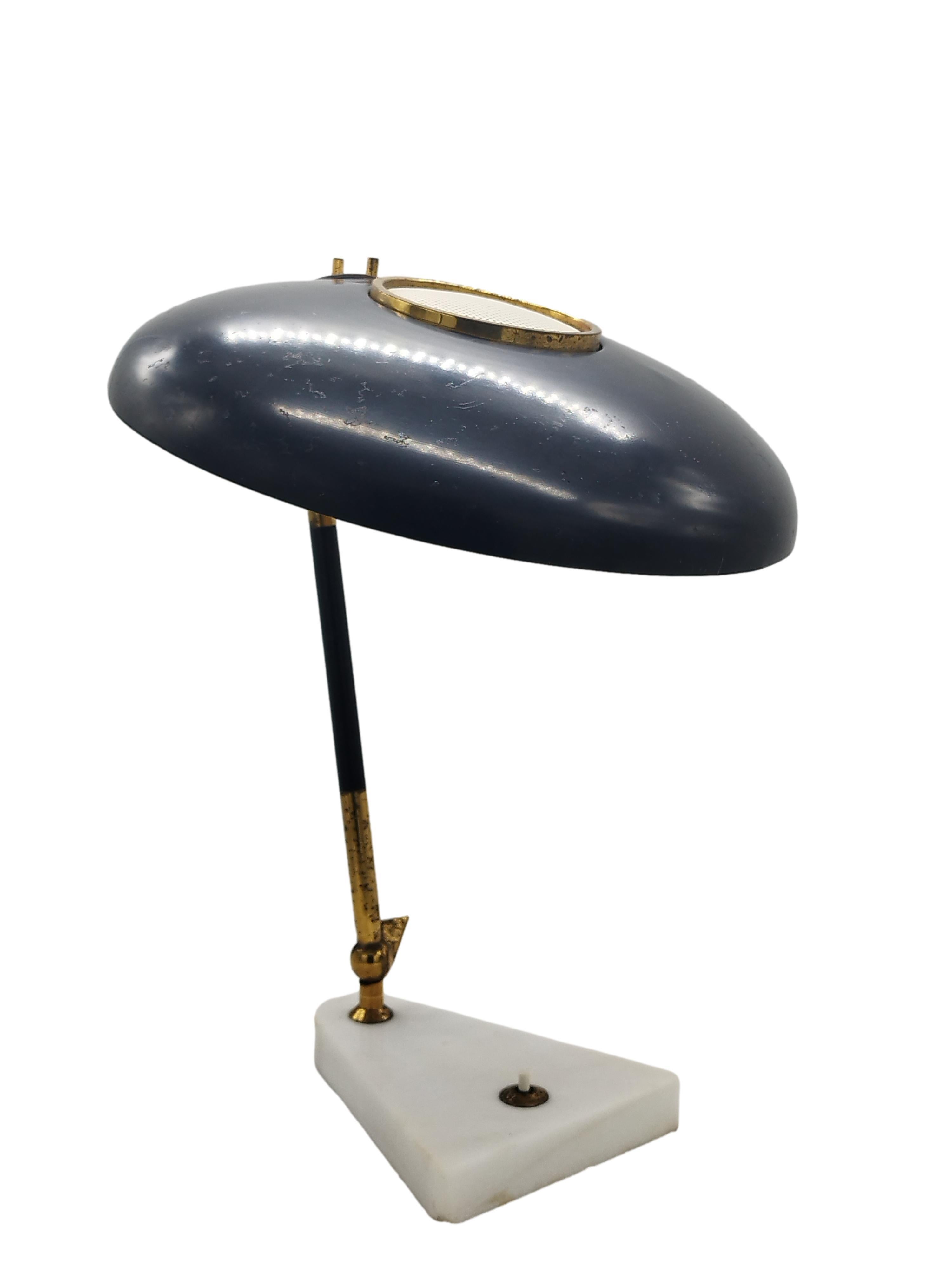 Original Oscar Torlasco table lamp from the 1950s with original black paint shade and white marble base with brass elements. In good condition.

