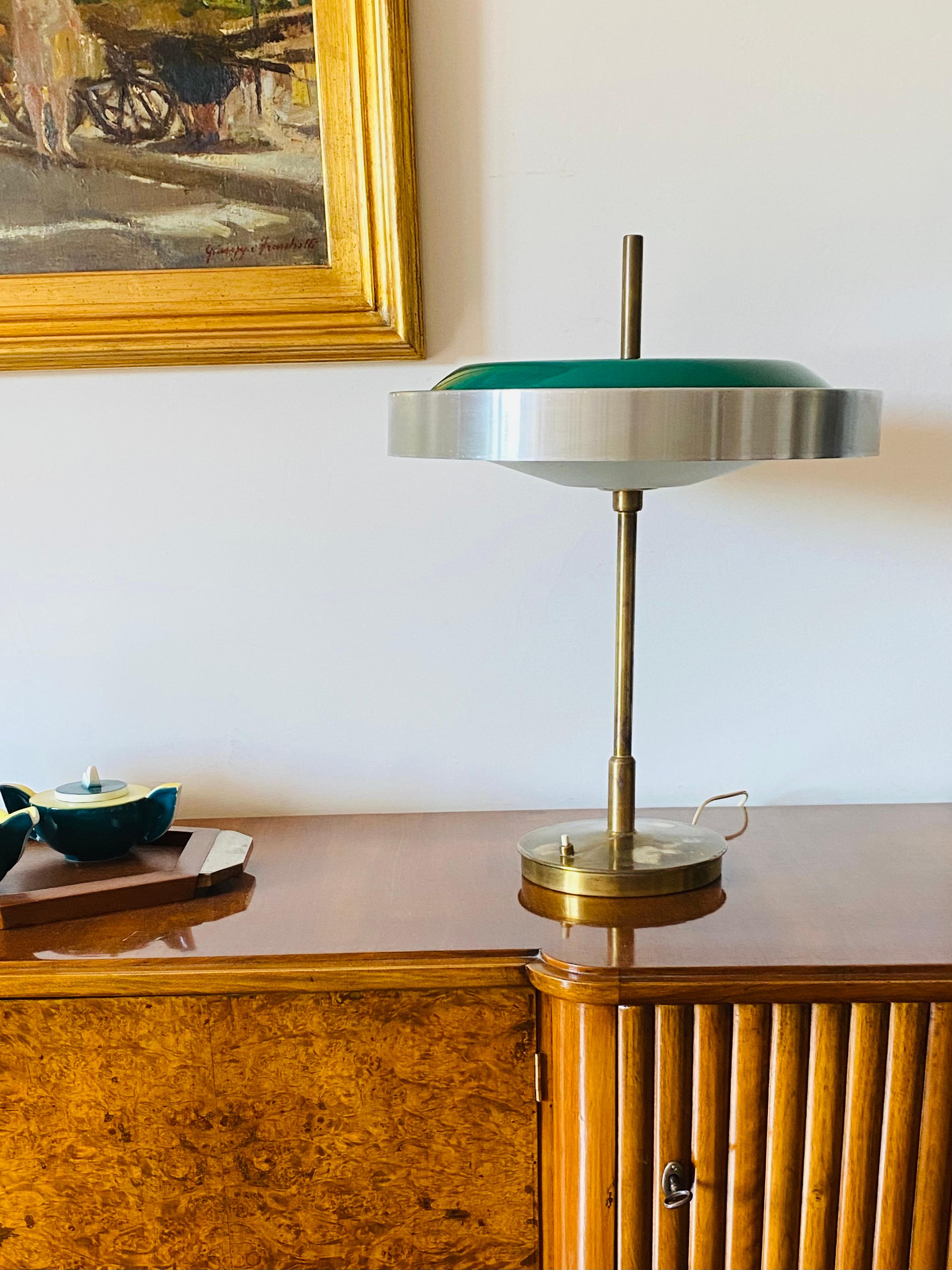 Oscar Torlasco important and rare table / desk lamp

Lumi, Milan Italy, 1960 circa

brass, frosted glass, green glass

Triple light bulbs. Lumi label on the base.

Ref.: Catalogo di produzione Lumi

H 53 cm

Diameter 40 cm

Conditions: