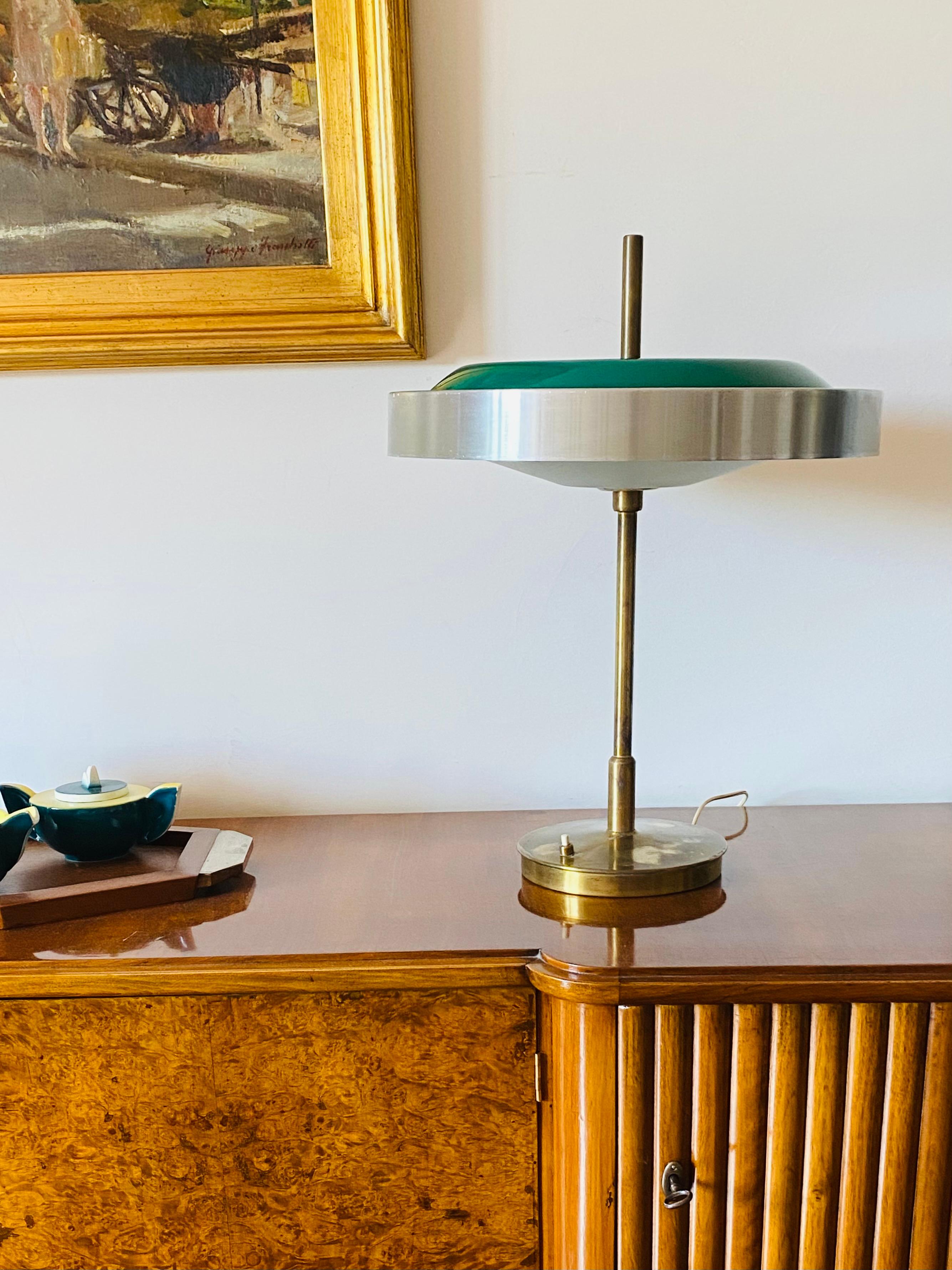 Oscar Torlasco importante y rara lámpara de mesa / escritorio

Lumi, Milán Italia, 1960 circa

latón, vidrio esmerilado, vidrio verde

Bombillas triples. Etiqueta Lumi en la base.

Referencia: Catálogo de productos Lumi

H 53