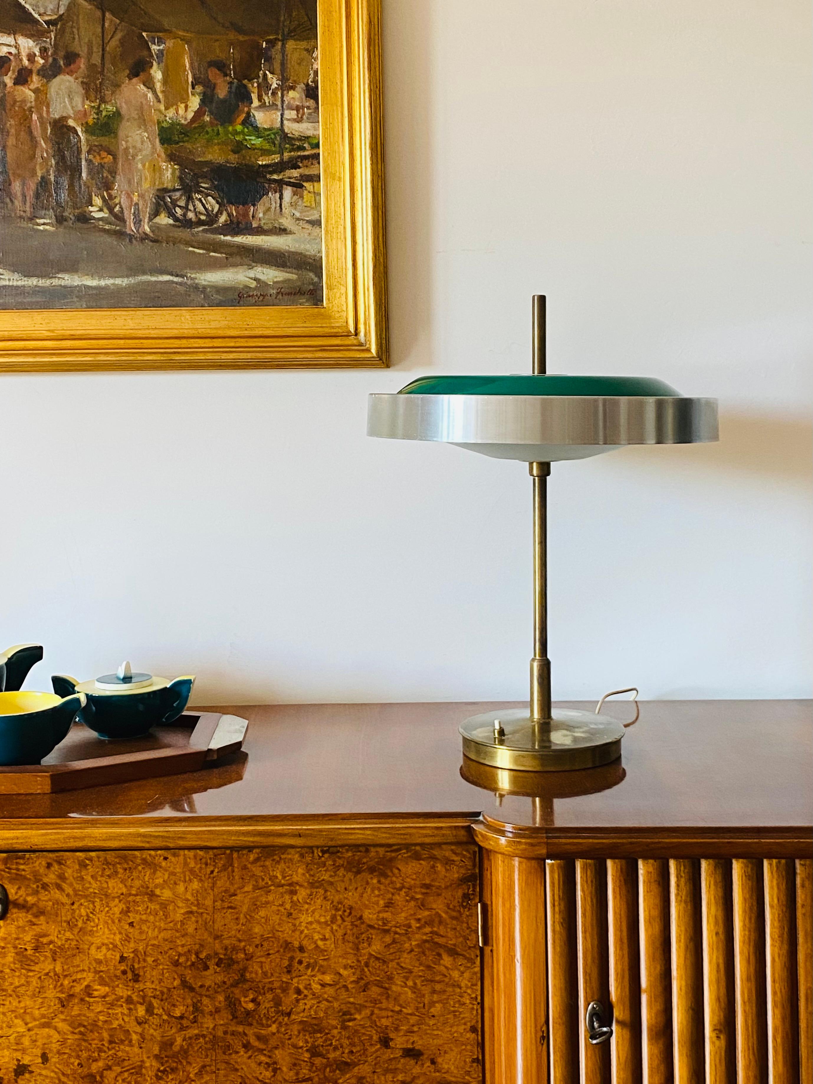 Mid-Century Modern Importante lampe de bureau/table en laiton et verre Oscar Torlasco, Prod. Lumi, 1960 ca en vente