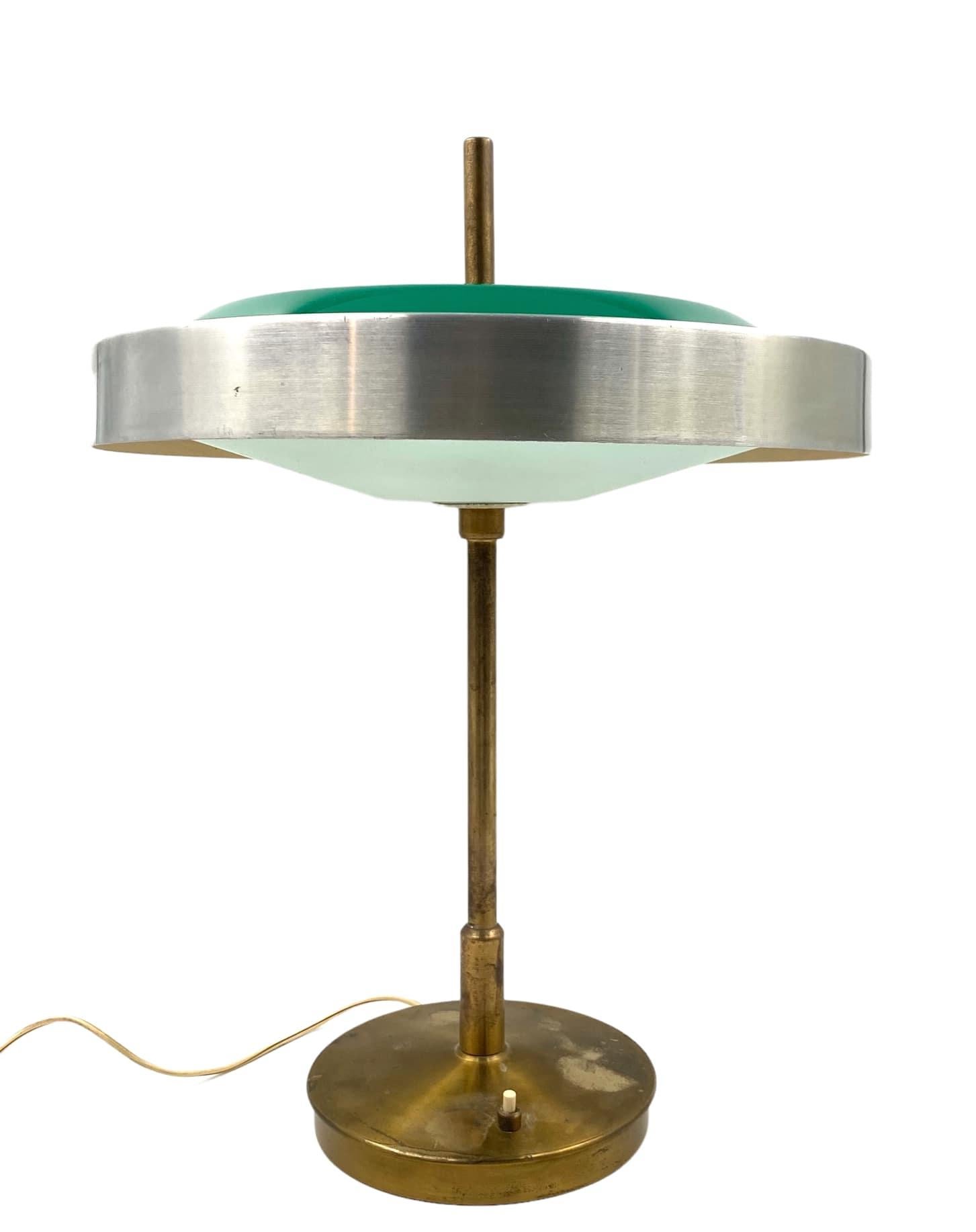 Milieu du XXe siècle Importante lampe de bureau/table en laiton et verre Oscar Torlasco, Prod. Lumi, 1960 ca en vente