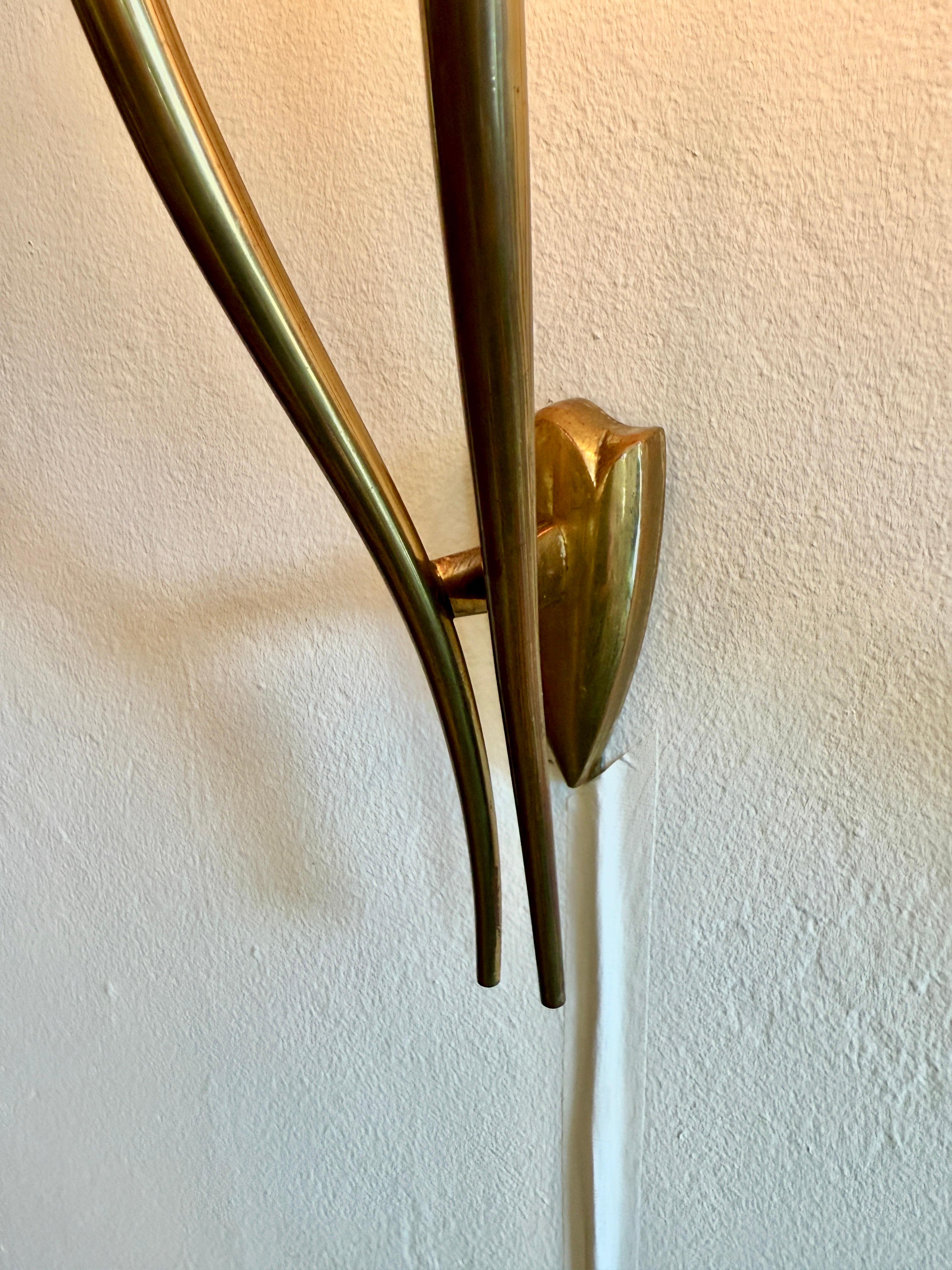 Diese seltenen italienischen Wandleuchten aus Messing und Emaille aus den 1940-1950er Jahren wurden von Oscar Torlasco entworfen. Sie zeichnen sich durch schlanke und sinnlich geschwungene Messingarme im Tulpenstil mit satinierter Oberfläche und
