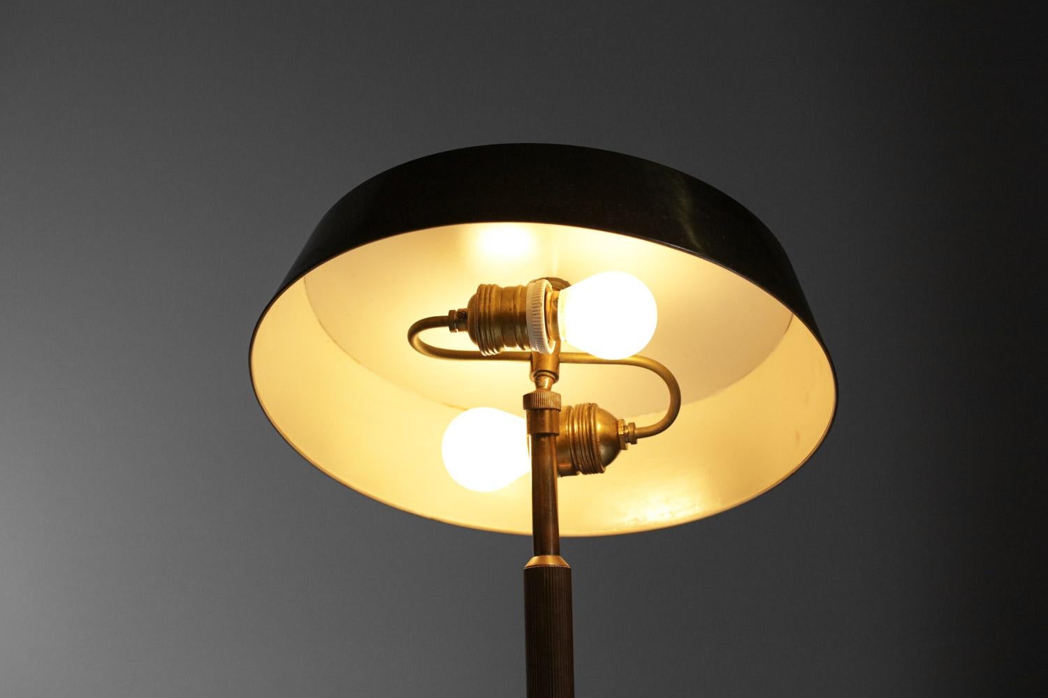 Milieu du XXe siècle Lampe de table italienne Oscar Torlasco des années 60 en laiton massif vintage  en vente