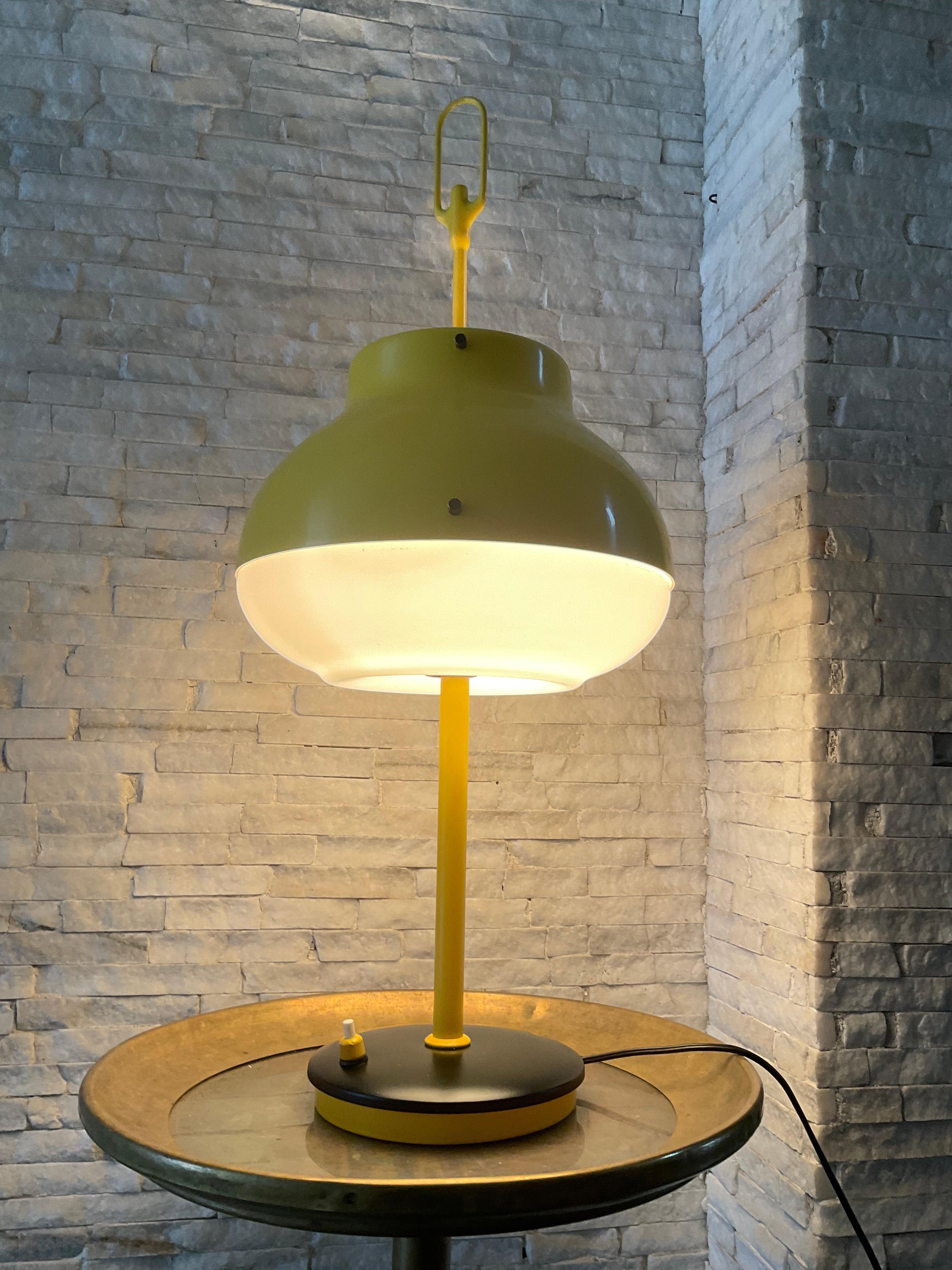 Mid-20th Century OSCAR TORLASCO - lampada da tavolo metallo e vetro - ITALIA 1950. For Sale