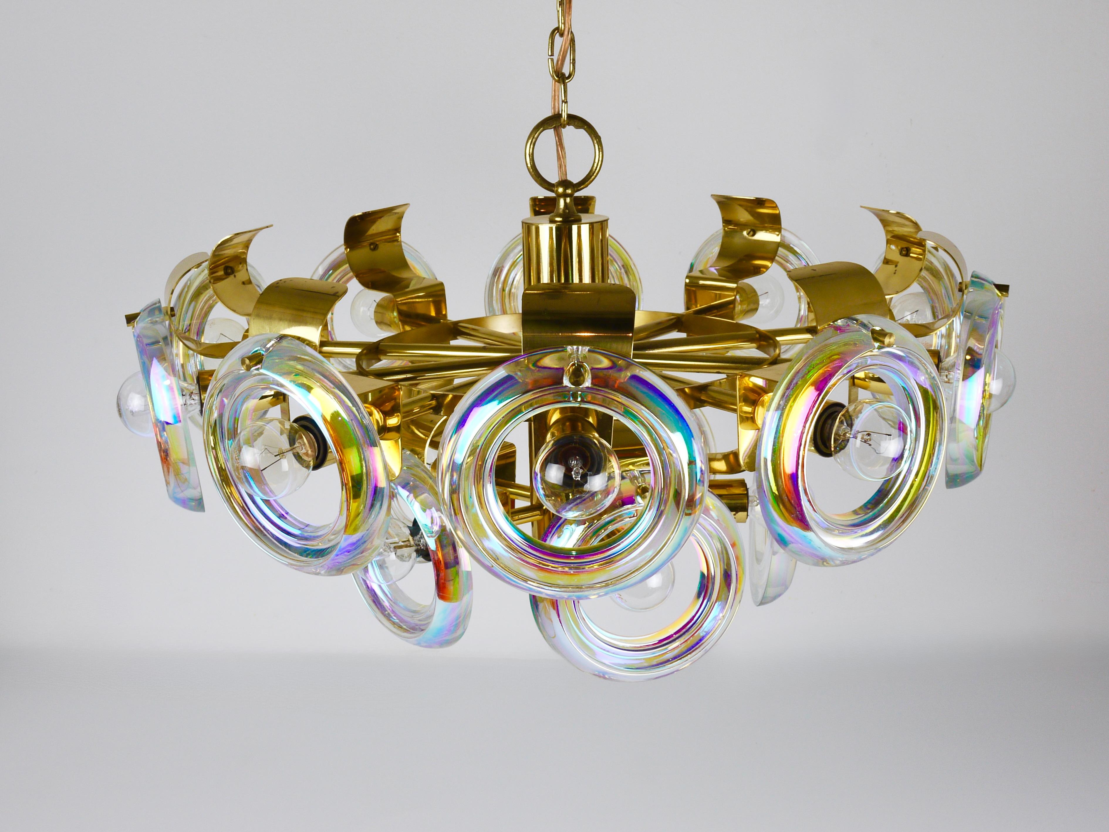 Oscar Torlasco Large Brass Chandelier, Optical Rainbow Glass Rings, Italy, 1970s For Sale 5