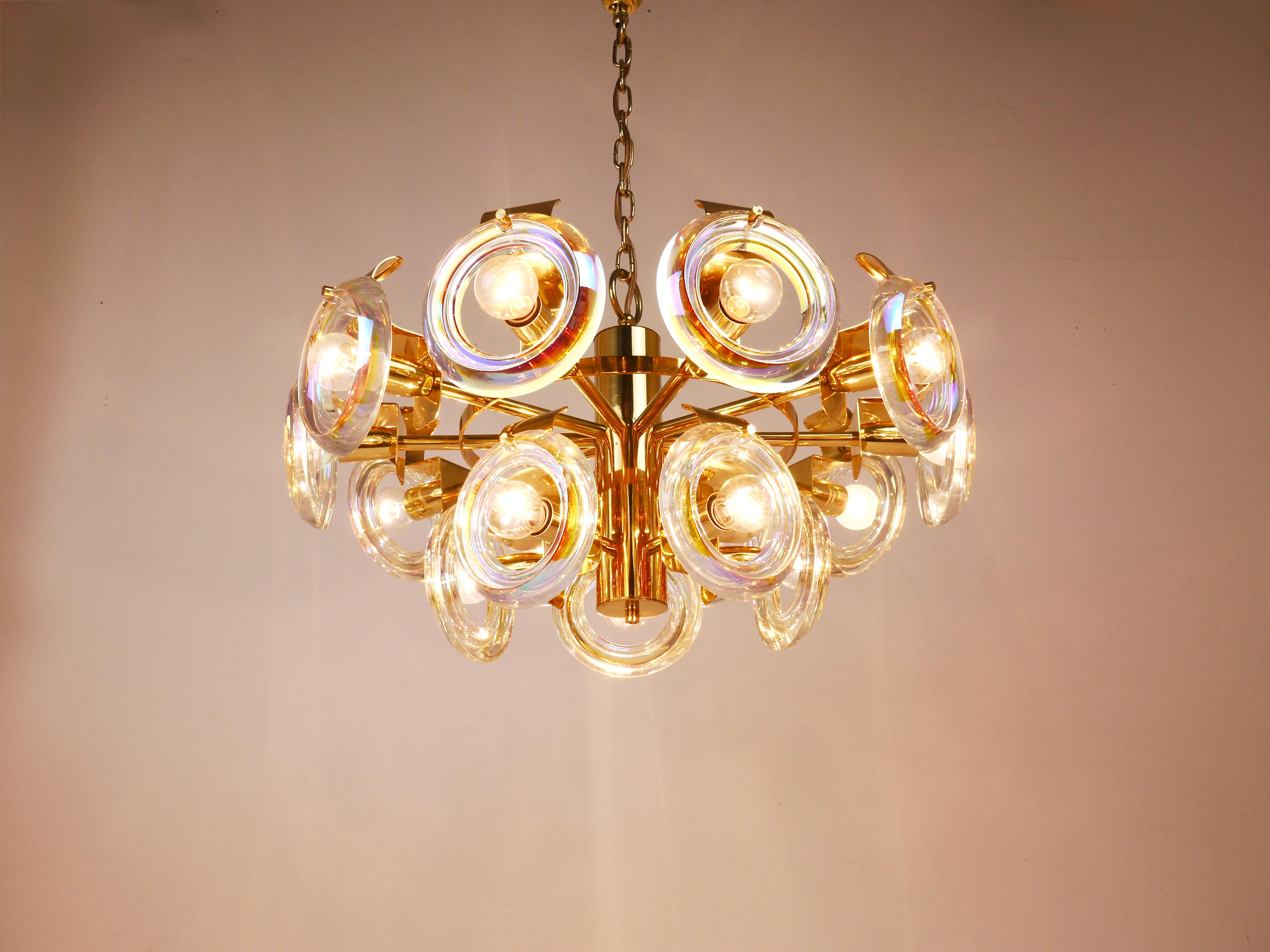 A beautiful and impressive Mid-Century Italian Modern brass chandelier from the 1970s, designed by Oscar Torlasco (1934–2004) in Italy.
This chandelier features two tiers with 15 arms and measures 23.5 inches in diameter. Crafted in brass, it is