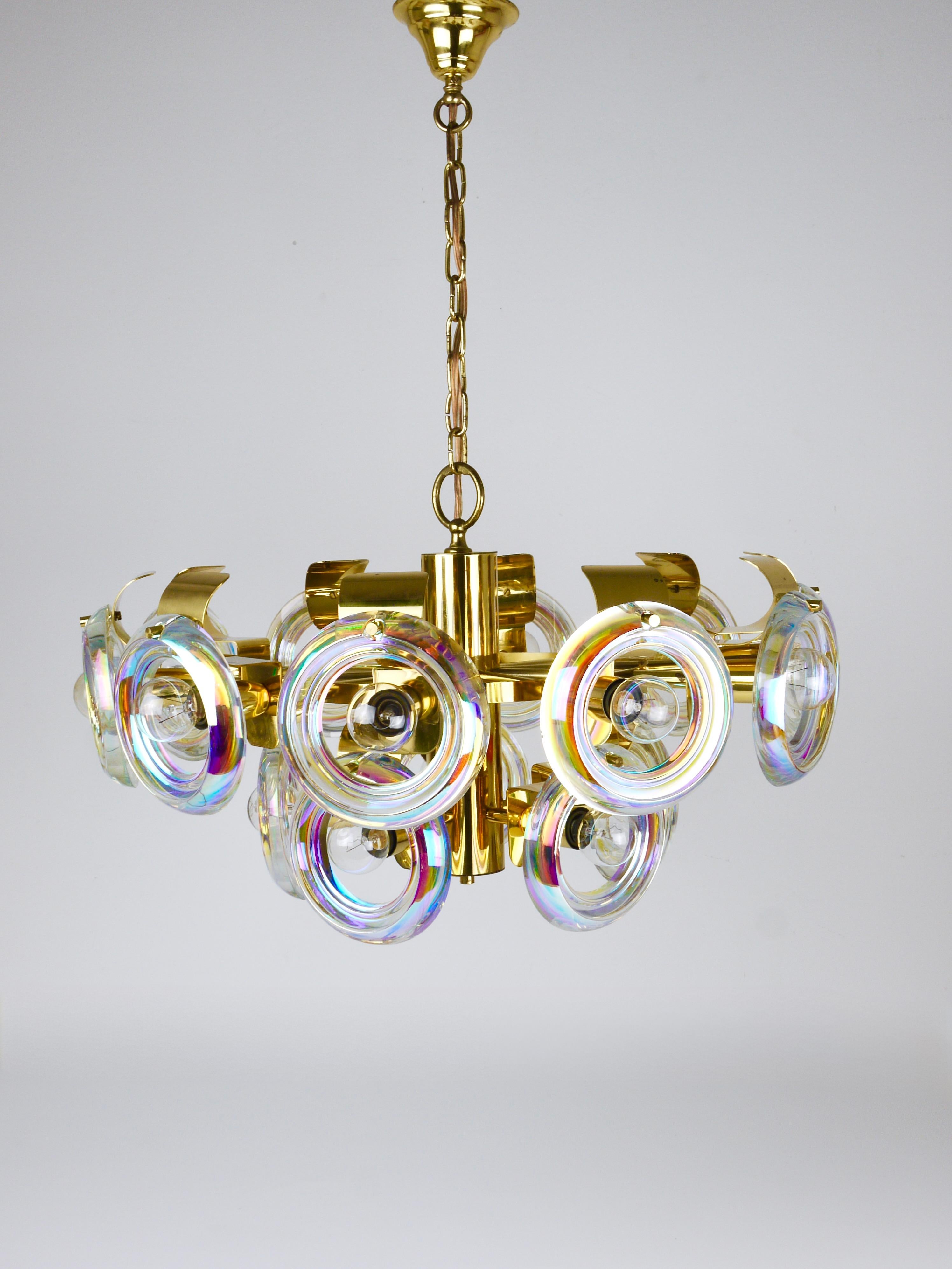 Mid-Century Modern Oscar Torlasco Large Brass Chandelier, Optical Rainbow Glass Rings, Italy, 1970s For Sale