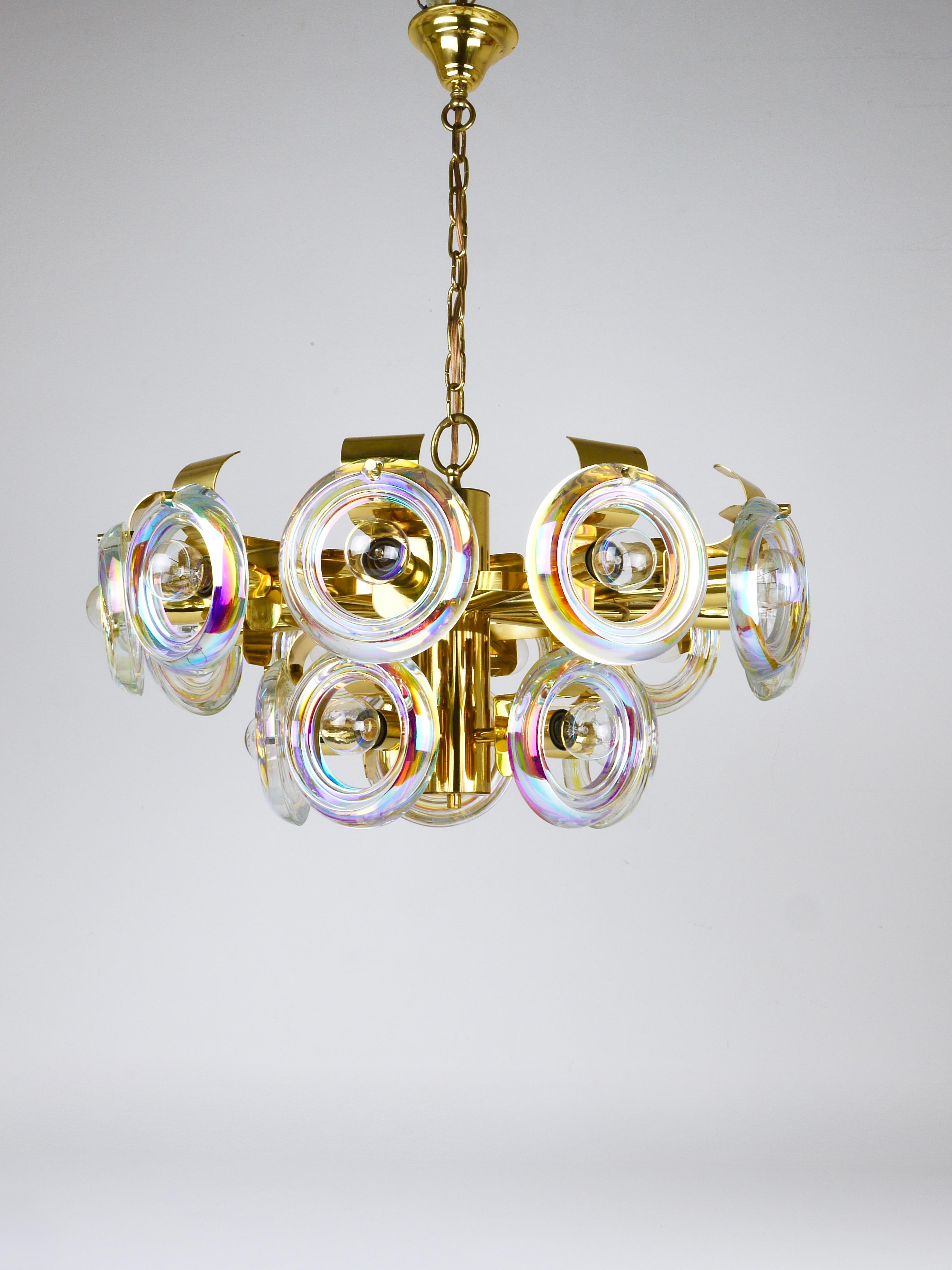 Oscar Torlasco Large Brass Chandelier, Optical Rainbow Glass Rings, Italy, 1970s For Sale 1