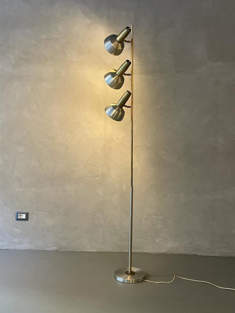 Floor lamp designed by Oscar Torlasco for Lumi in Italy, 1960s.
Floor lamp has a circular base that recalls the colors and materials of the diffusers.
The stem is at the base in aluminum and is slightly thicker, then it appears of a smaller