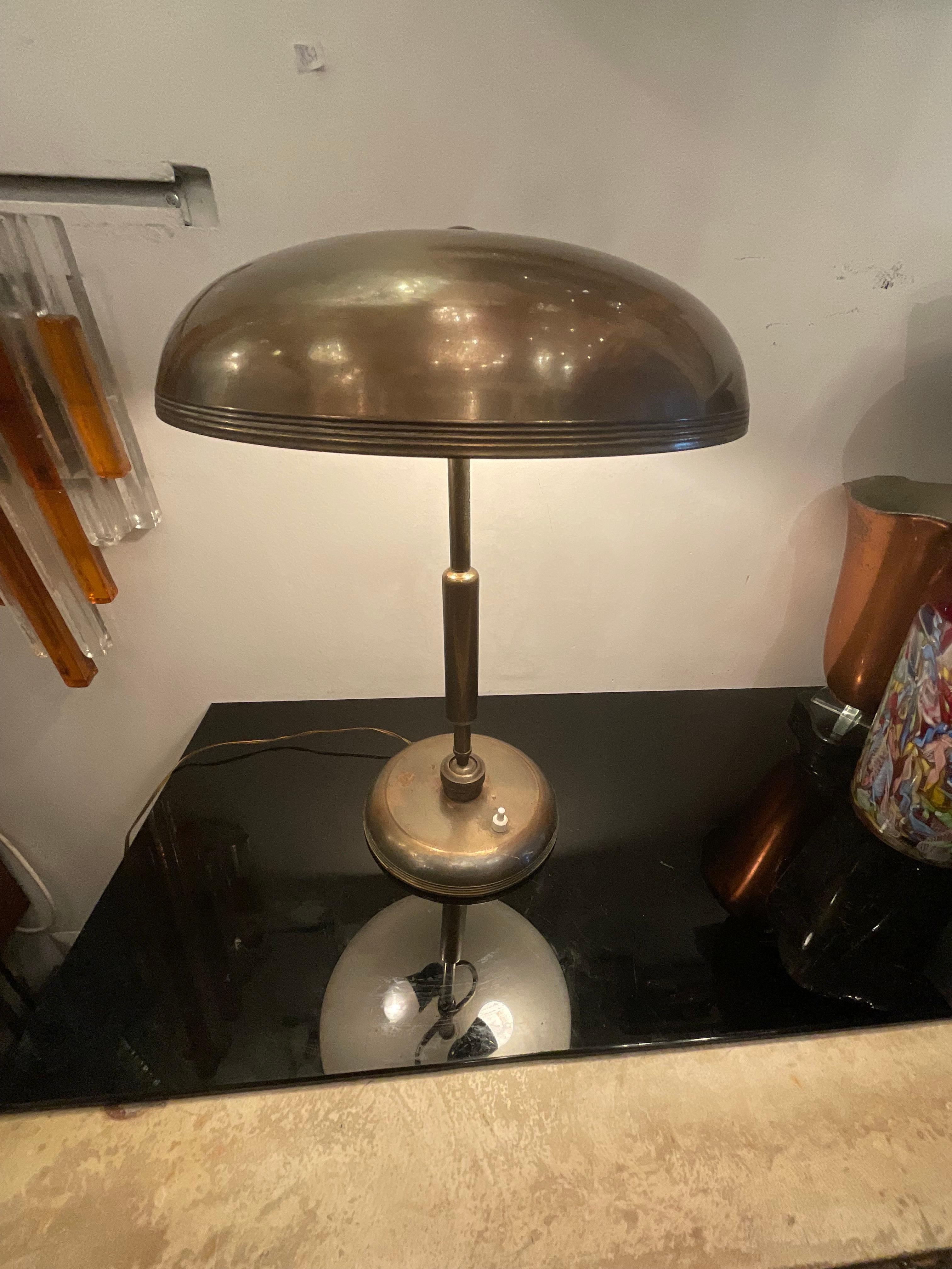Una lampada originale disegnata da Oscar Torlasco, é prodotta dalla LUMI a Milano negli anni 50.
Una lampada studiata in tutti particolari come eleganza e funzionalità, ha diverse posizioni per fare arrivare la luce dove si desidera, sia in una