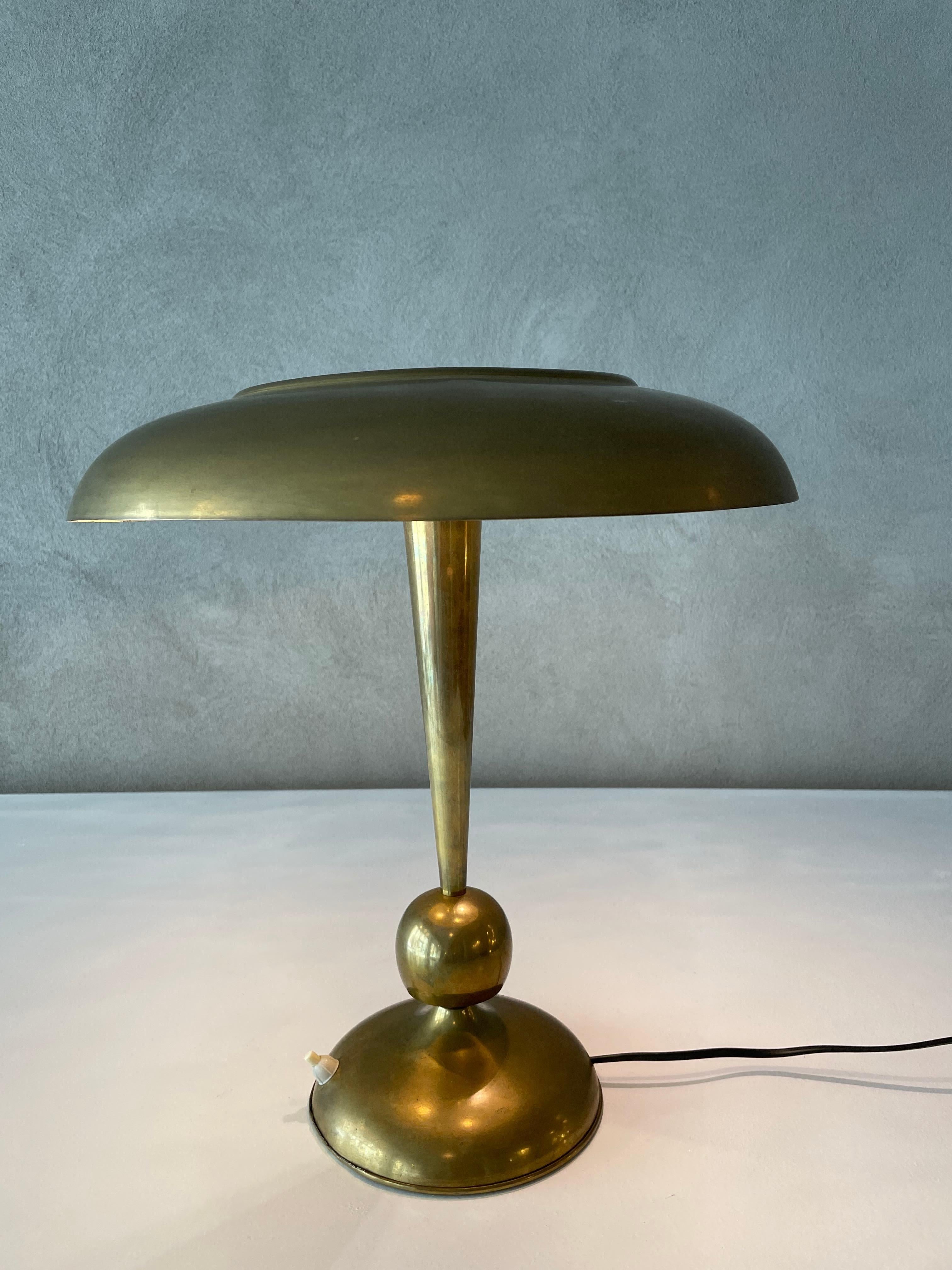 Lampada da tavolo Mod. 143 disegnata da Oscar Torlasco e prodotta da Lumi Italia, anni '60.
Ottone, vetro smerigliato con tripla lampadina.
Eccellente patina vintage.

Riferimenti: Giuliana Gramigna, 