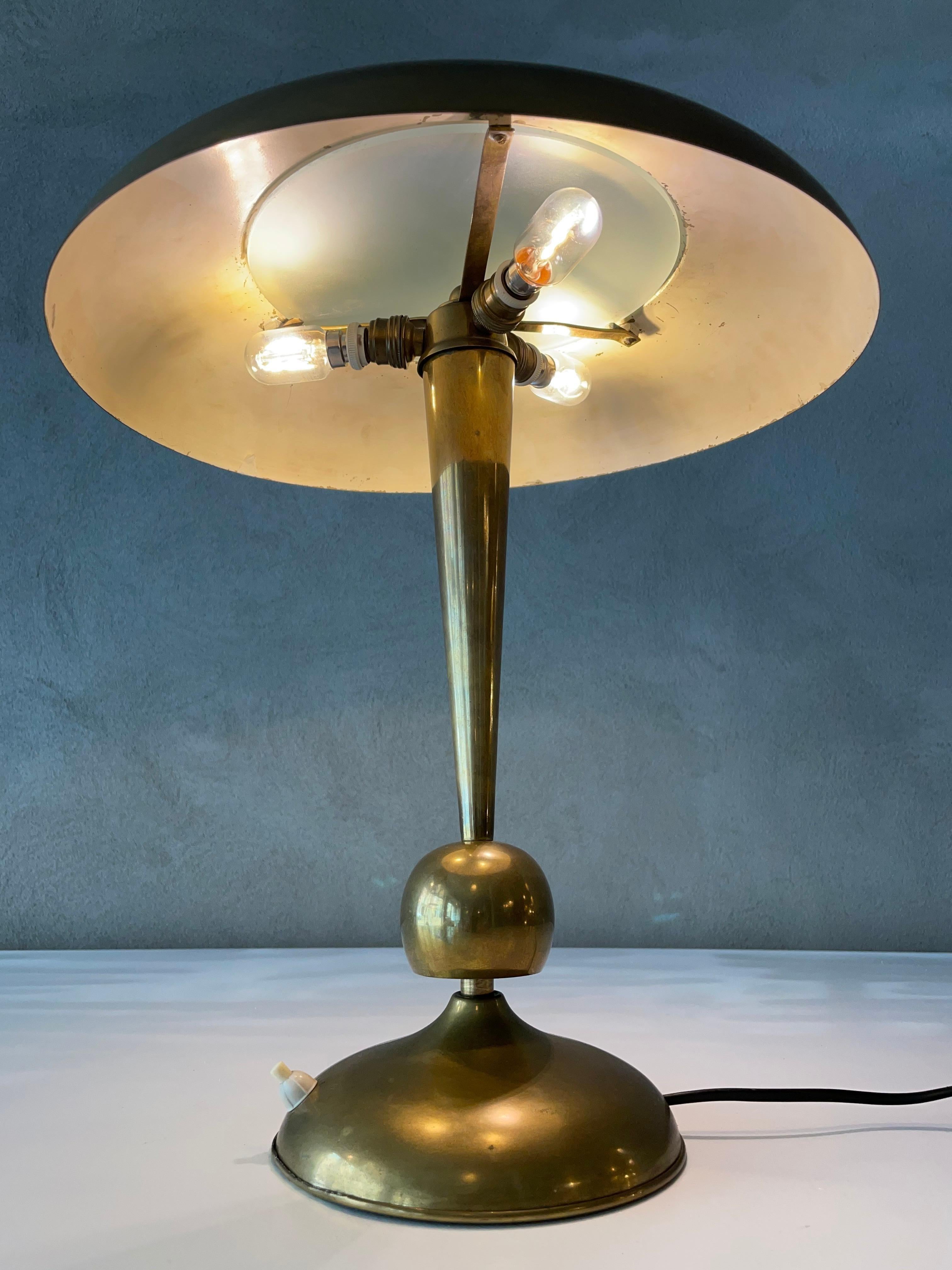 Mid-Century Modern Oscar Torlasco lampe de bureau Lumi Mod. 143 en laiton et verre, Italie, années 1960