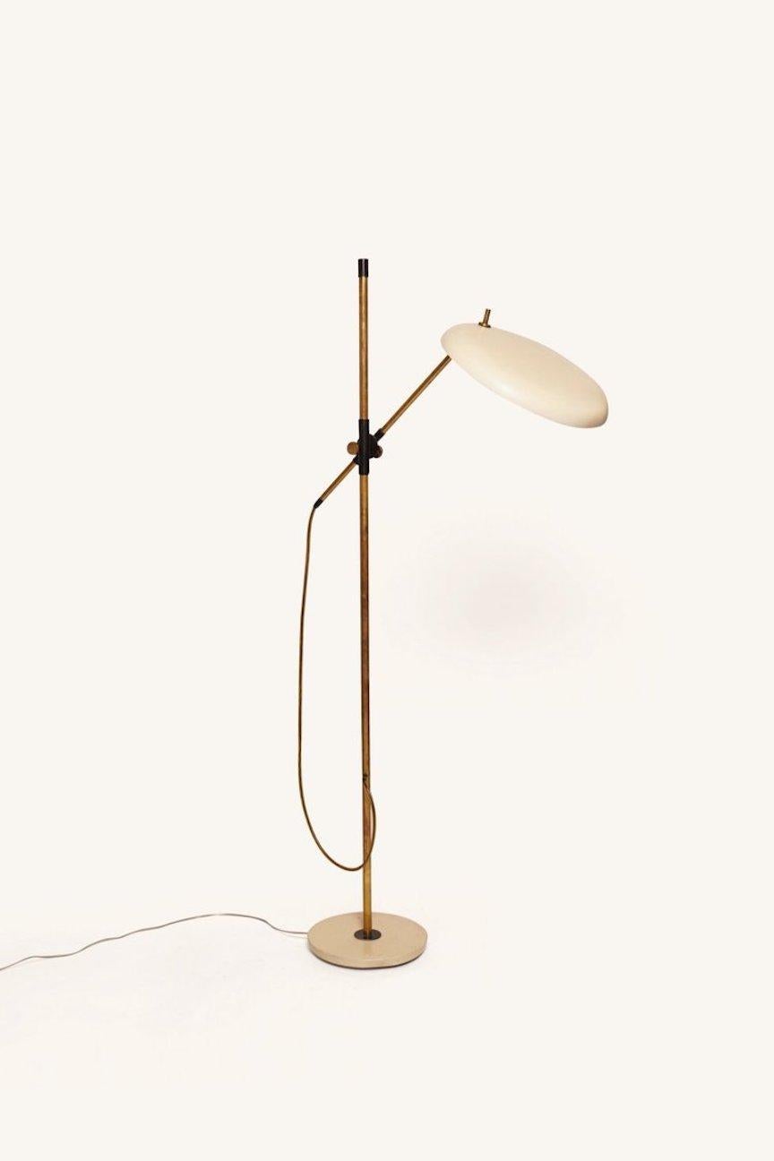 This articulated floor lamp designed by Roman lighting designer Oscar Torlasco for Lumi Milan is made of gilt-brass and painted metal. Prominent in the 1950s and 60s, Torlasco was known for his mix of Industrial and Italian Art Deco styles often