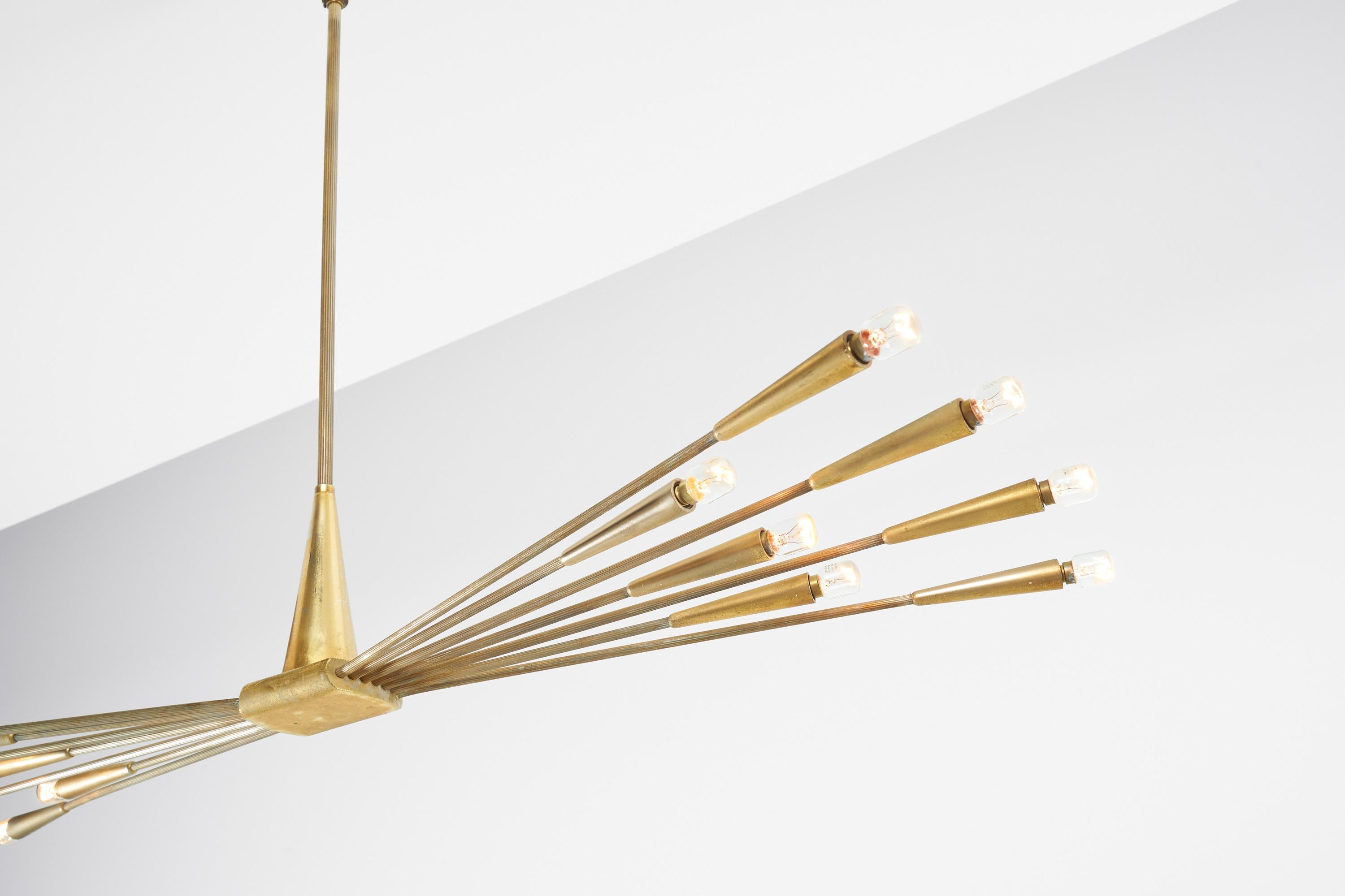 Auffälliger, ikonisch geformter, sogenannter Sputnik-Kronleuchter, entworfen von Oscar Torlasco und hergestellt von Lumi Milano, Italien 1950. Dieser Kronleuchter stammt aus den 1950er Jahren, als Lampen in Form von Sputniks wegen des