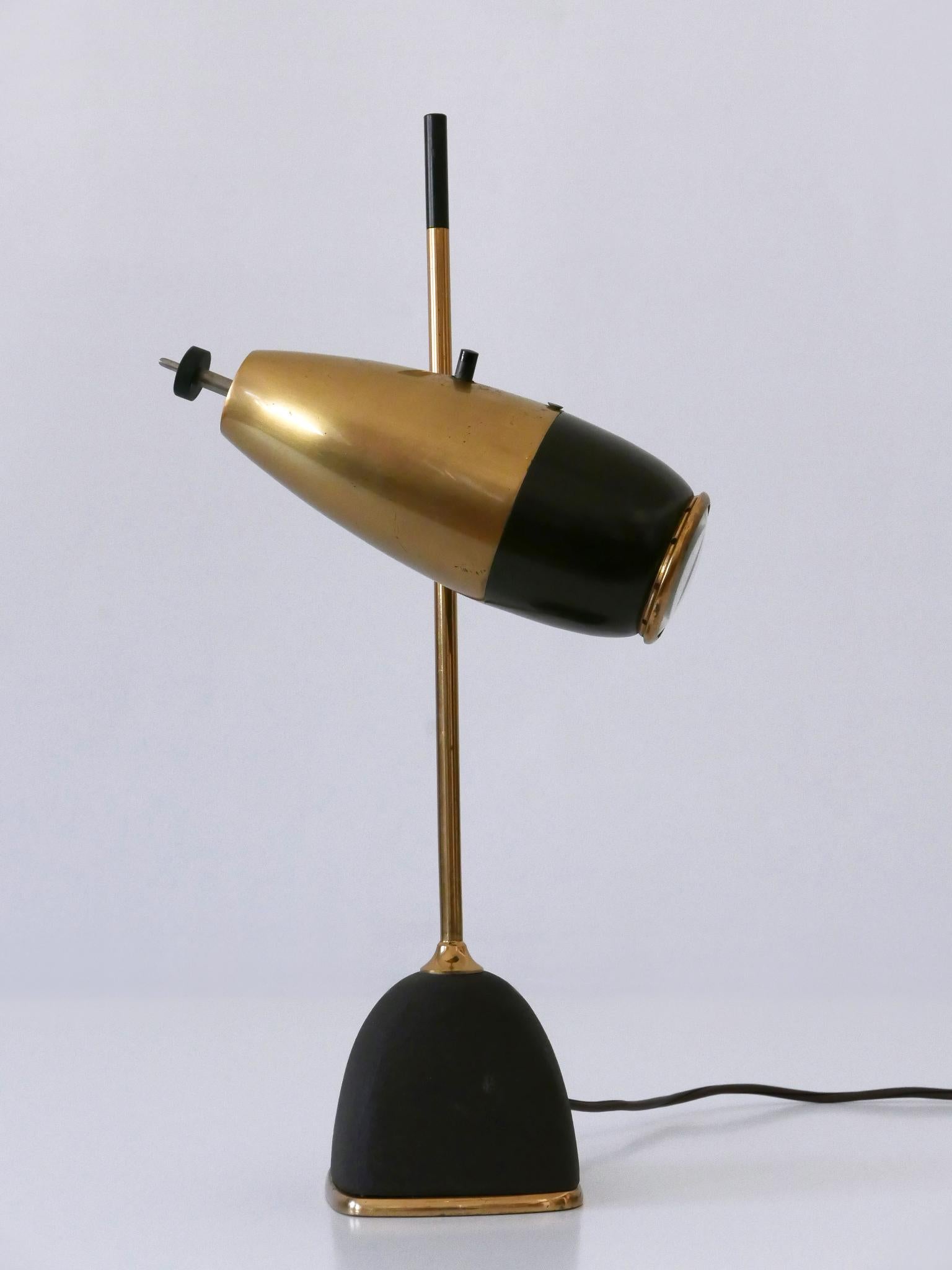Preciosa lámpara de escritorio o sobremesa Mid Century Modern. Model No '577'. Diseñado por el famoso diseñador italiano Oscar Torlasco para Lumi, Milán, años sesenta.  Marcado: Etiqueta del fabricante LUMI Milano, BREVETTATO.

Ejecutado en chapa y