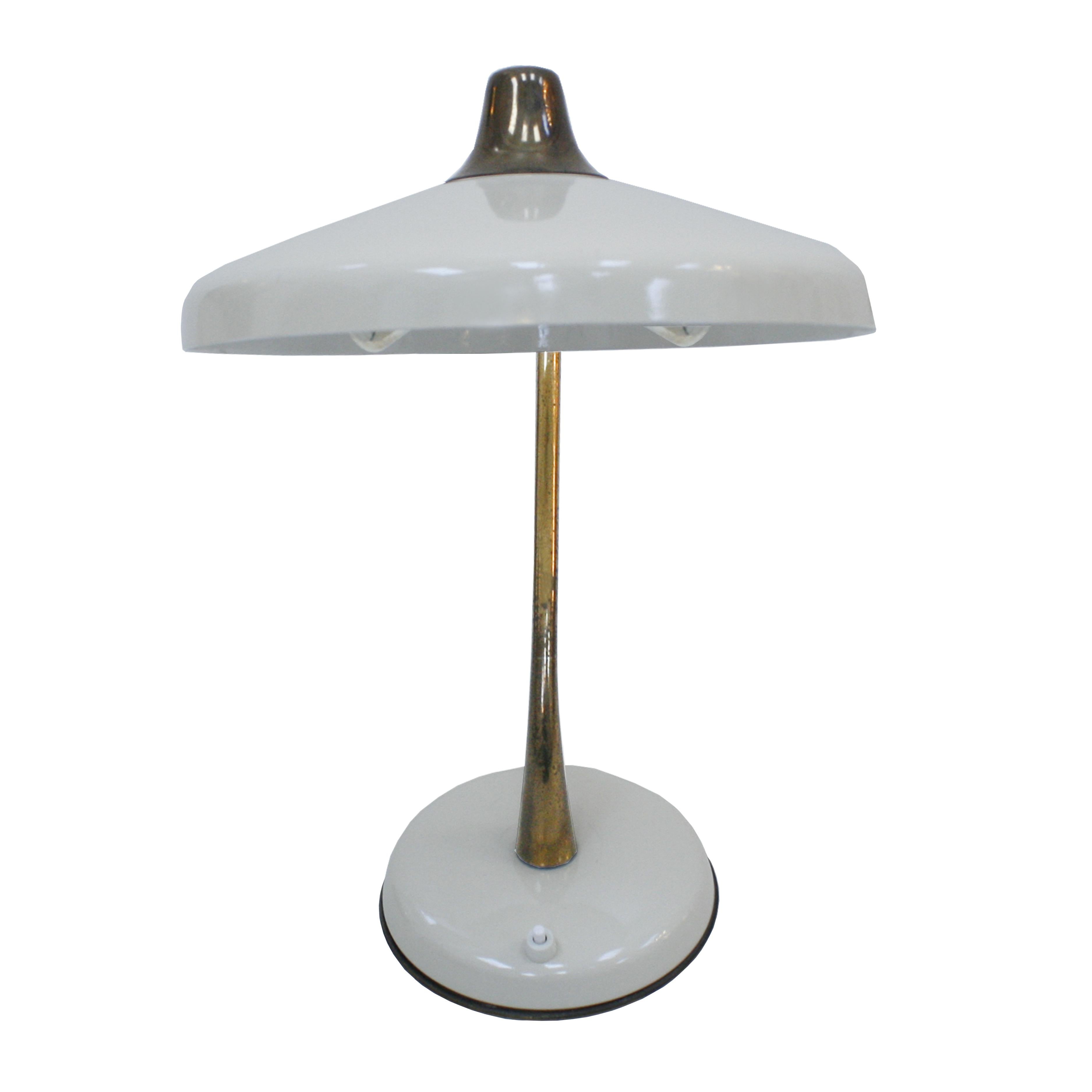 Mid-Century Modern table lamp designed by Oscar Torlasco for Lumi. Made of curved brass structure with the end in the cone shape which float, white lacquered steel lampshade and base. Composed of three bulbs. The handle as the head helps adjust the