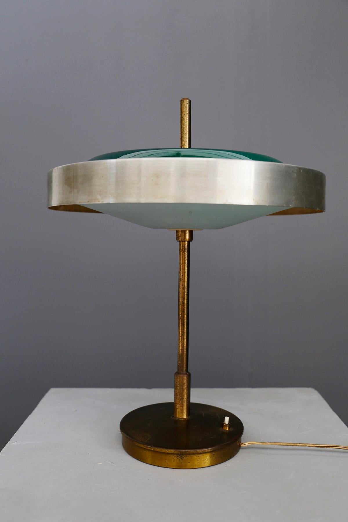 Oscar Torlasco Midcentury Table Lamp in Brass and Cased Glass by Lumi 1950s (Moderne der Mitte des Jahrhunderts)