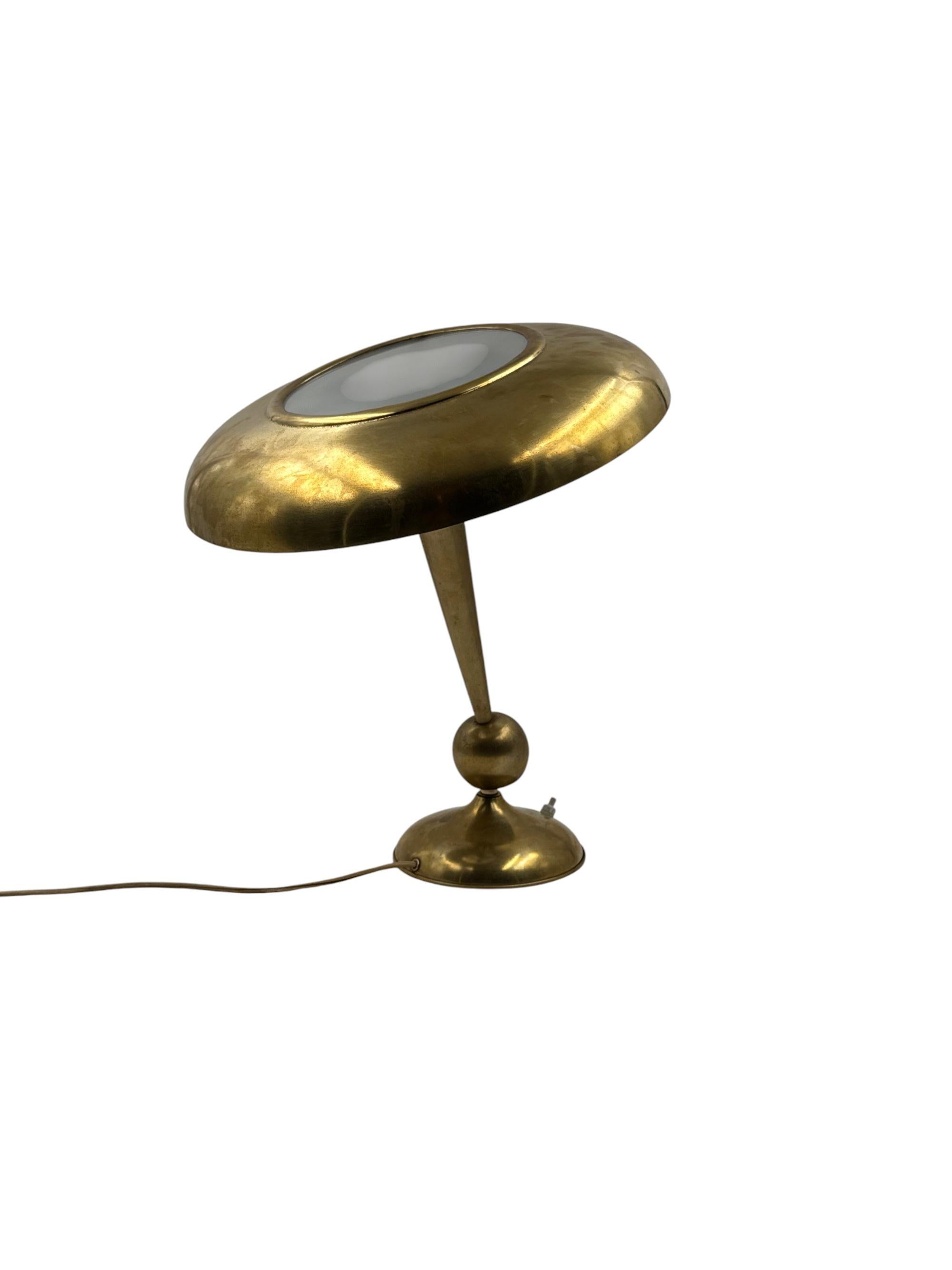 Oscar Torlasco, mod. 143 lámpara de sobremesa/escritorio de latón, Prod. Lumi, años 50 en venta 7