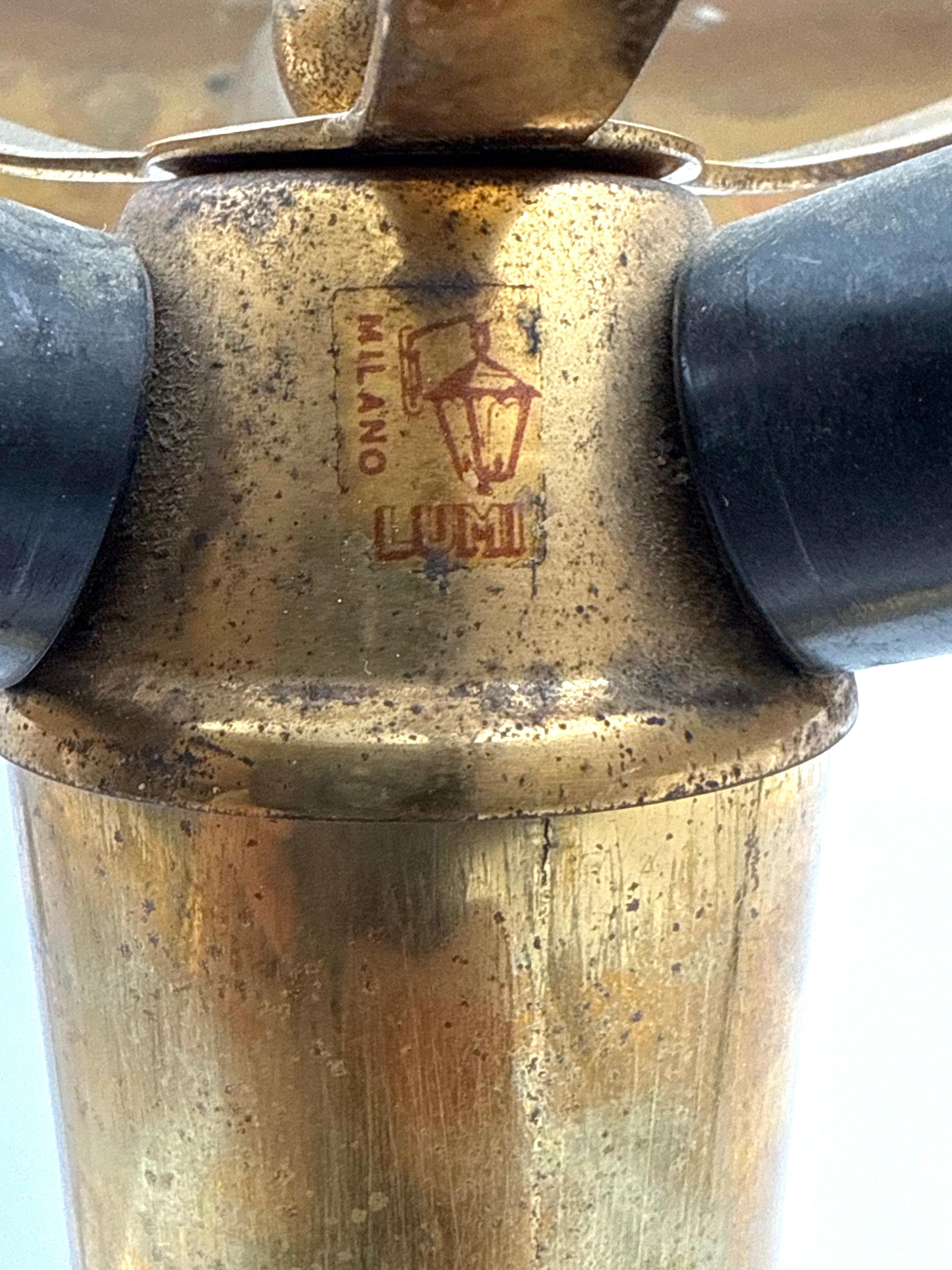 Oscar Torlasco, mod. 143 lámpara de sobremesa/escritorio de latón, Prod. Lumi, años 50 en venta 11