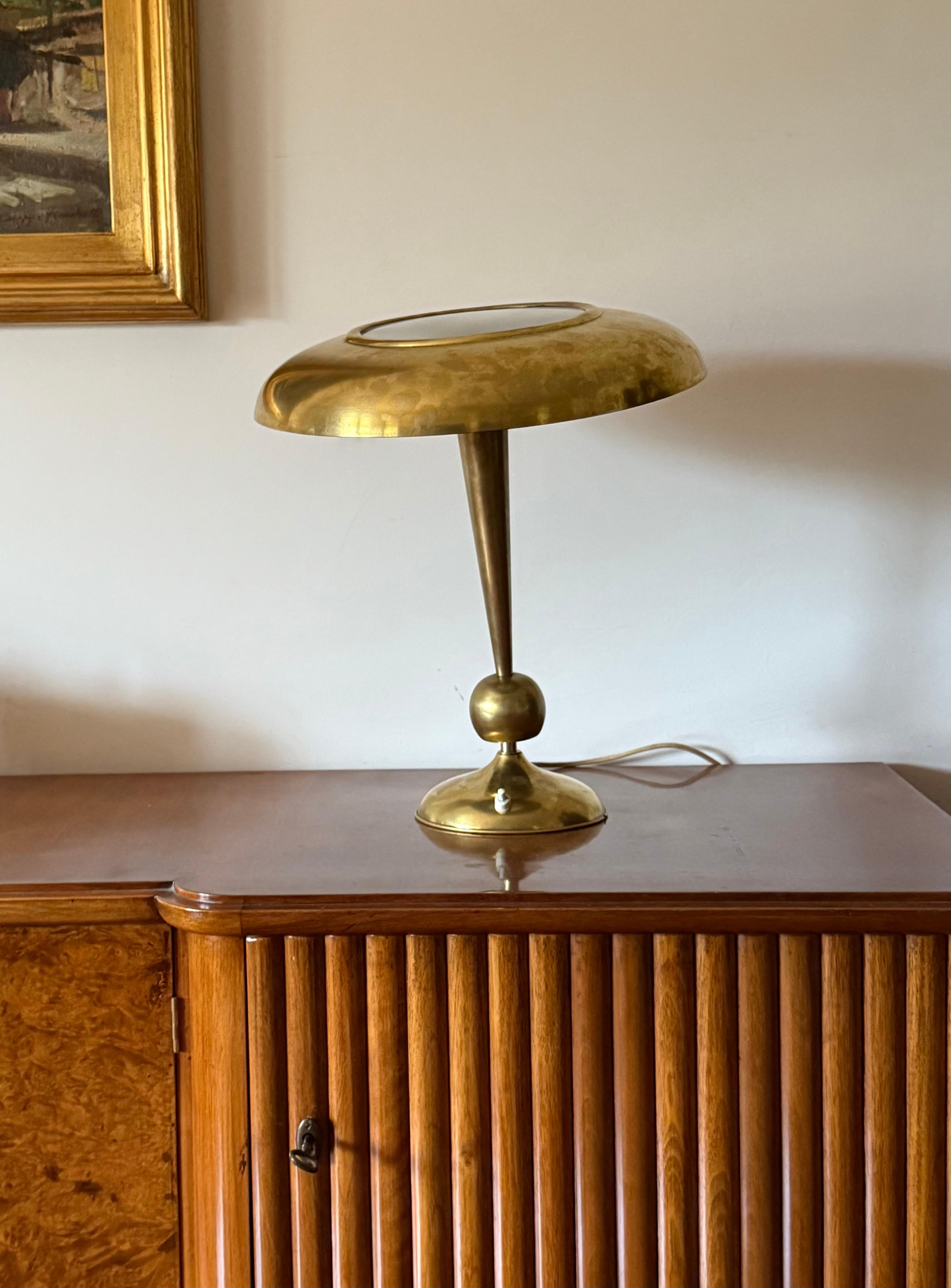 Oscar Torlasco, mod. 143 lámpara de sobremesa/escritorio de latón, Prod. Lumi, años 50 Moderno de mediados de siglo en venta