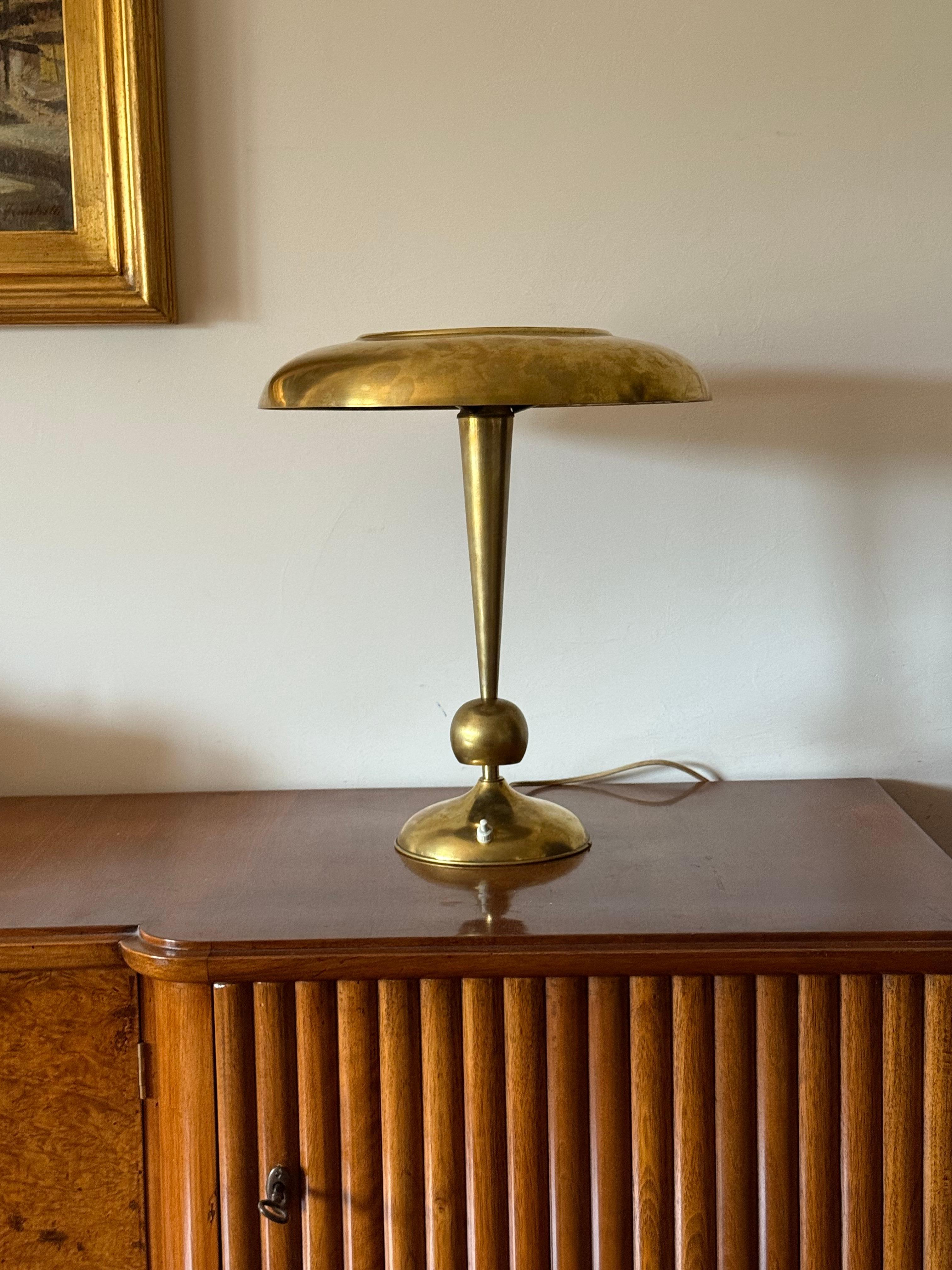 Oscar Torlasco, mod. 143 lámpara de sobremesa/escritorio de latón, Prod. Lumi, años 50 en Excelente estado para la venta en Firenze, IT