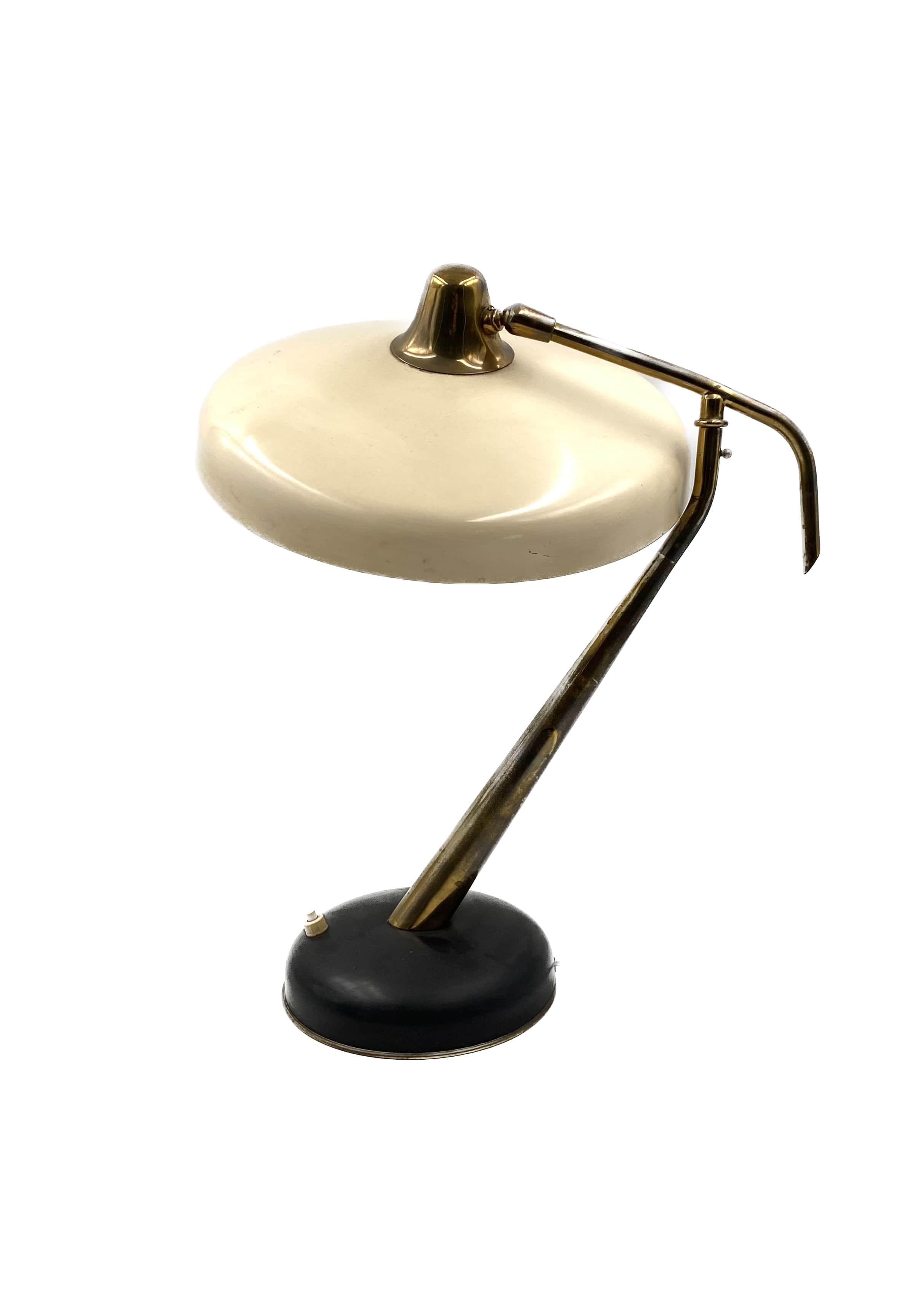 Oscar Torlasco mod. 331 rare brass and lacquered white & black aluminium table / desk lamp

Produced by Lumi, Italy, circa 1950

Triple light bulbs.

Ref.: 1950 Bib. Rivista dell’Arredamento, Jan 1963

H 54 cm - 40 cm

Conditions: very