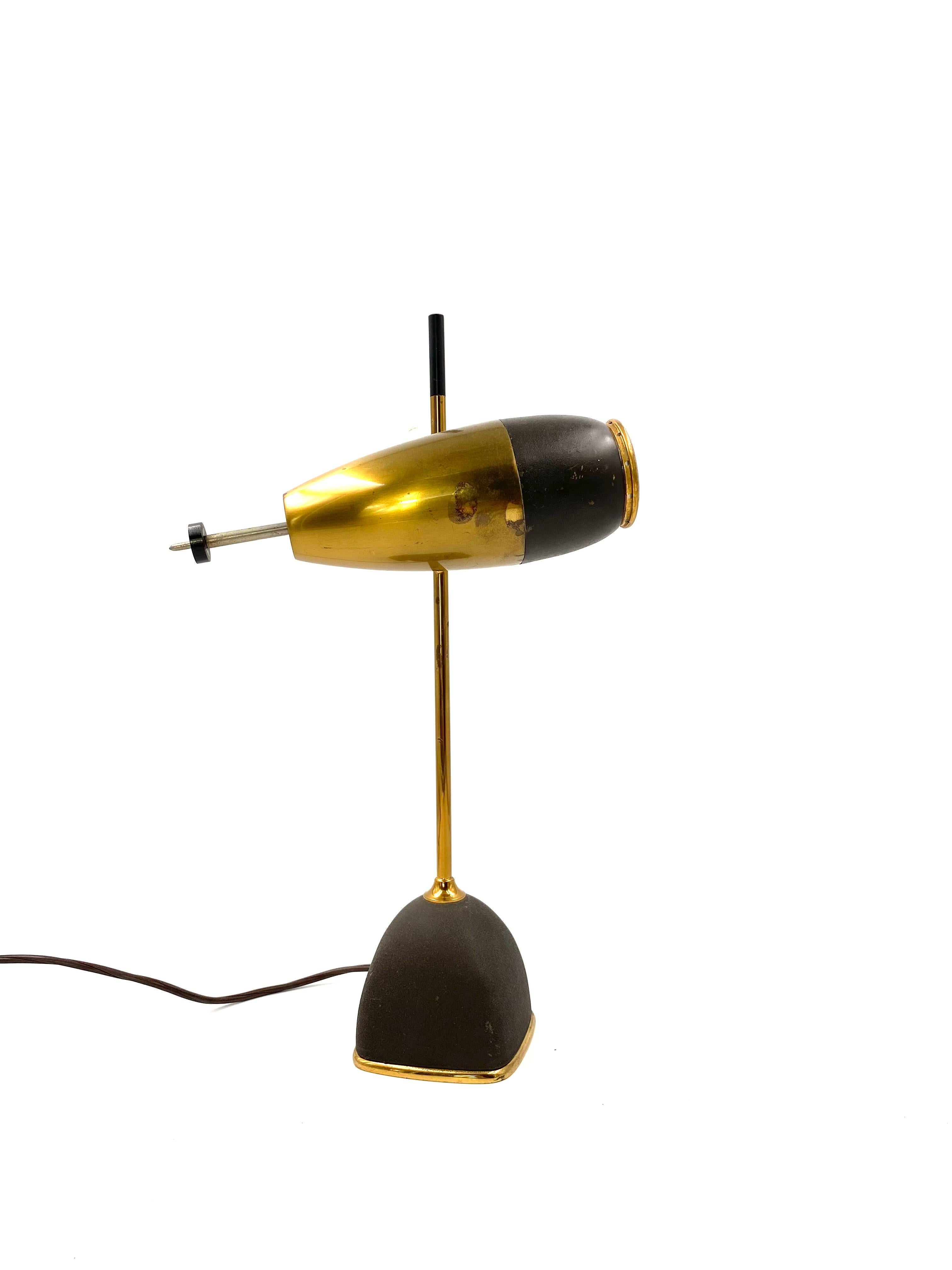 Oscar Torlasco rare mod.577 lampe de table / bureau

Prod. Lumi, Italie, 1960 env.

structure en métal laqué et laiton. Lentille en verre.

Base conique carrée en laiton peint en noir, peint avec de la peinture ridée. Transformateur intégré. Tige en
