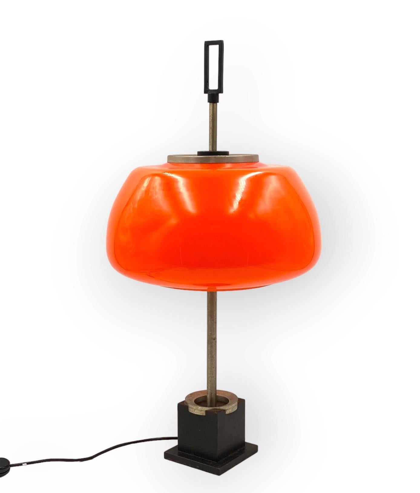 Oscar Torlasco, orange glass table / desk lamp, Prod. Enlightenment, ca. 1960. For Sale 3