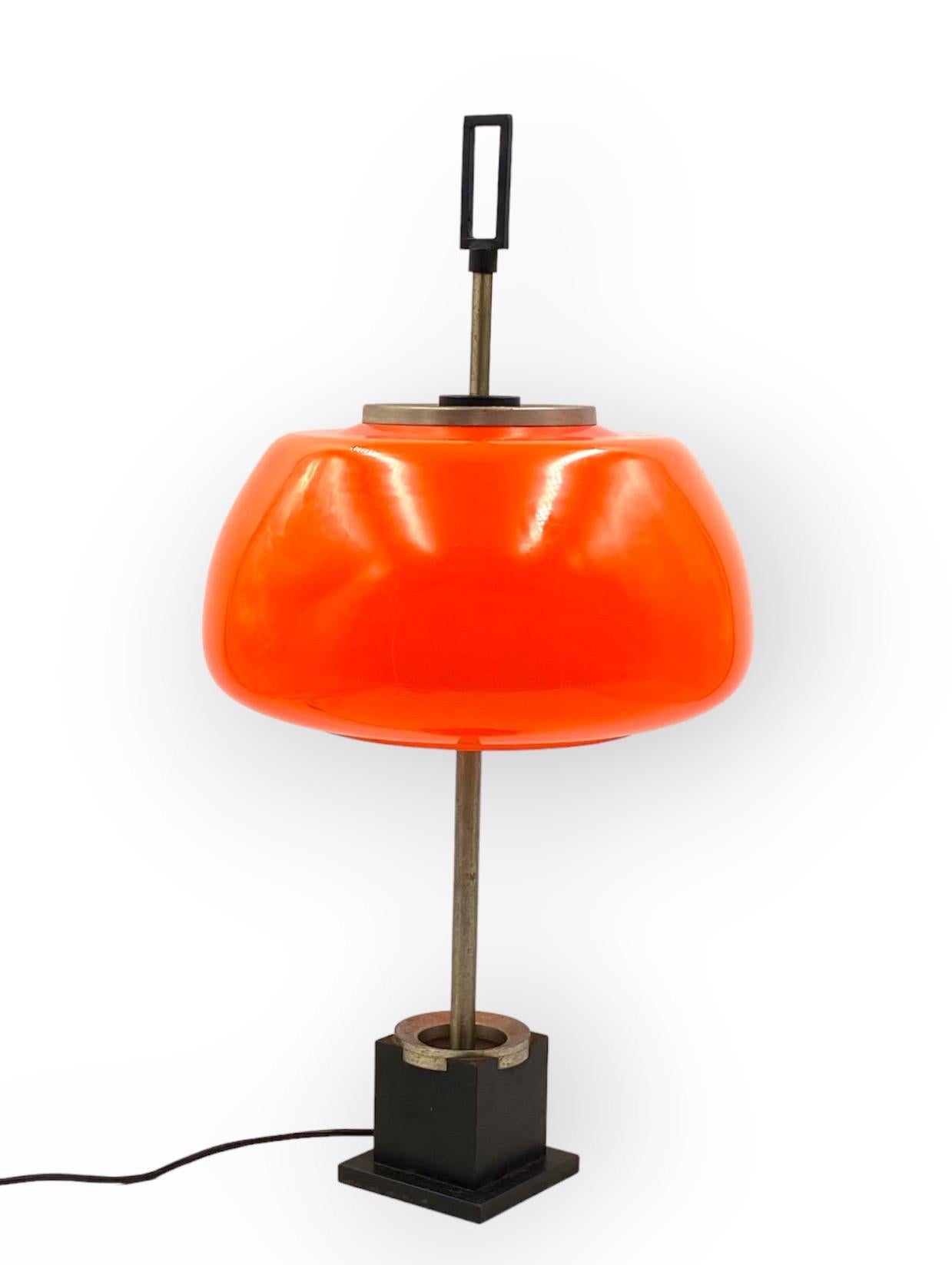 Oscar Torlasco, orange glass table / desk lamp, Prod. Enlightenment, ca. 1960. For Sale 4