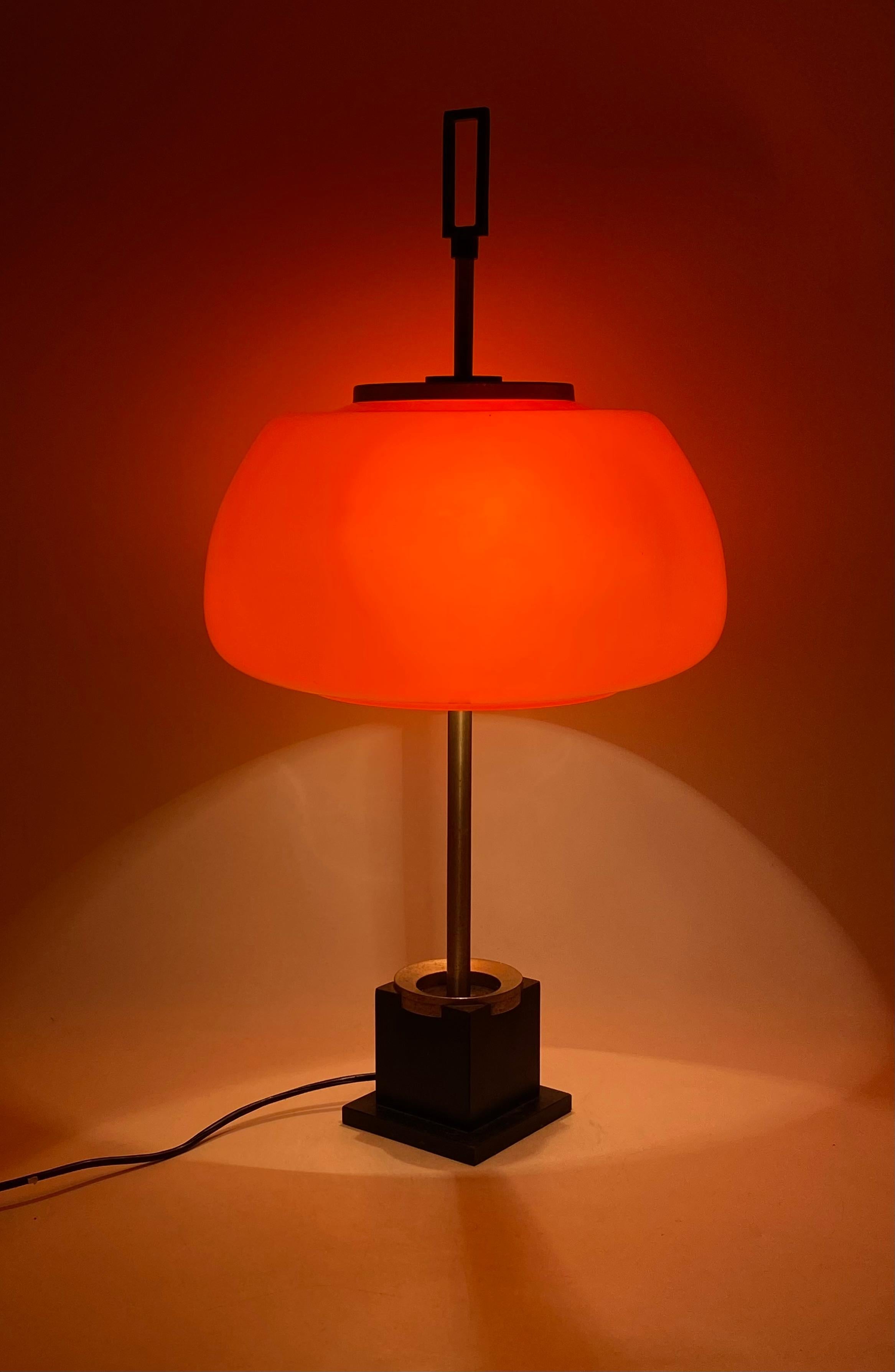 Oscar Torlasco, orange glass table / desk lamp, Prod. Enlightenment, ca. 1960. For Sale 6