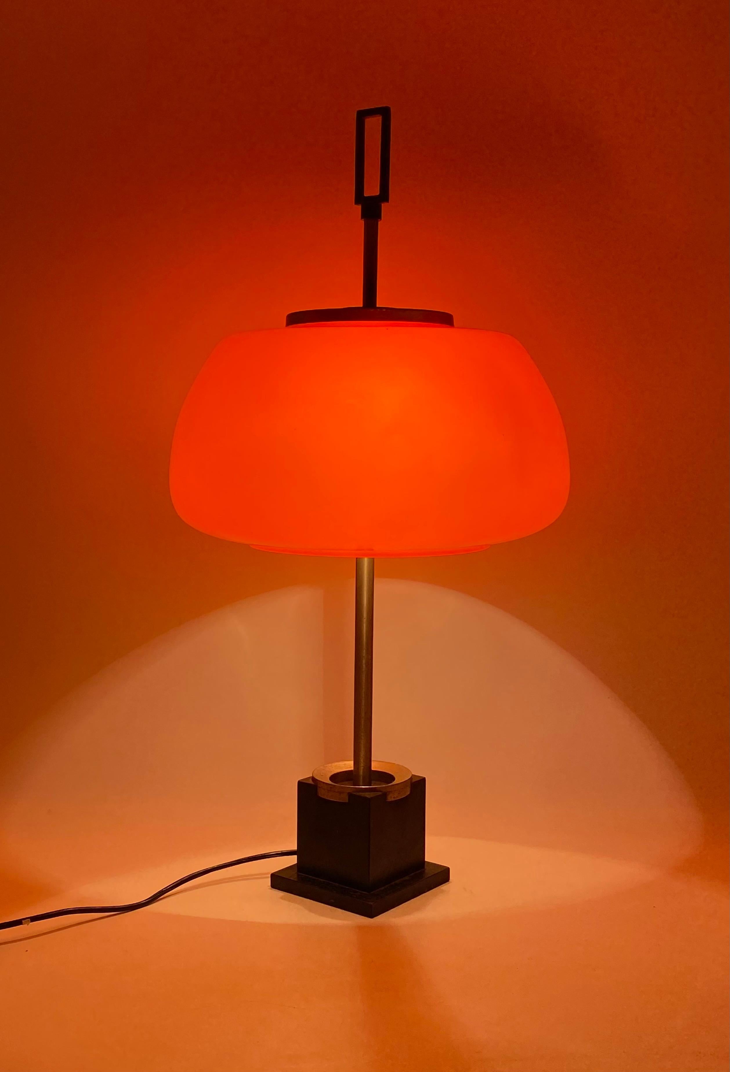 Oscar Torlasco, orange glass table / desk lamp, Prod. Enlightenment, ca. 1960. For Sale 7