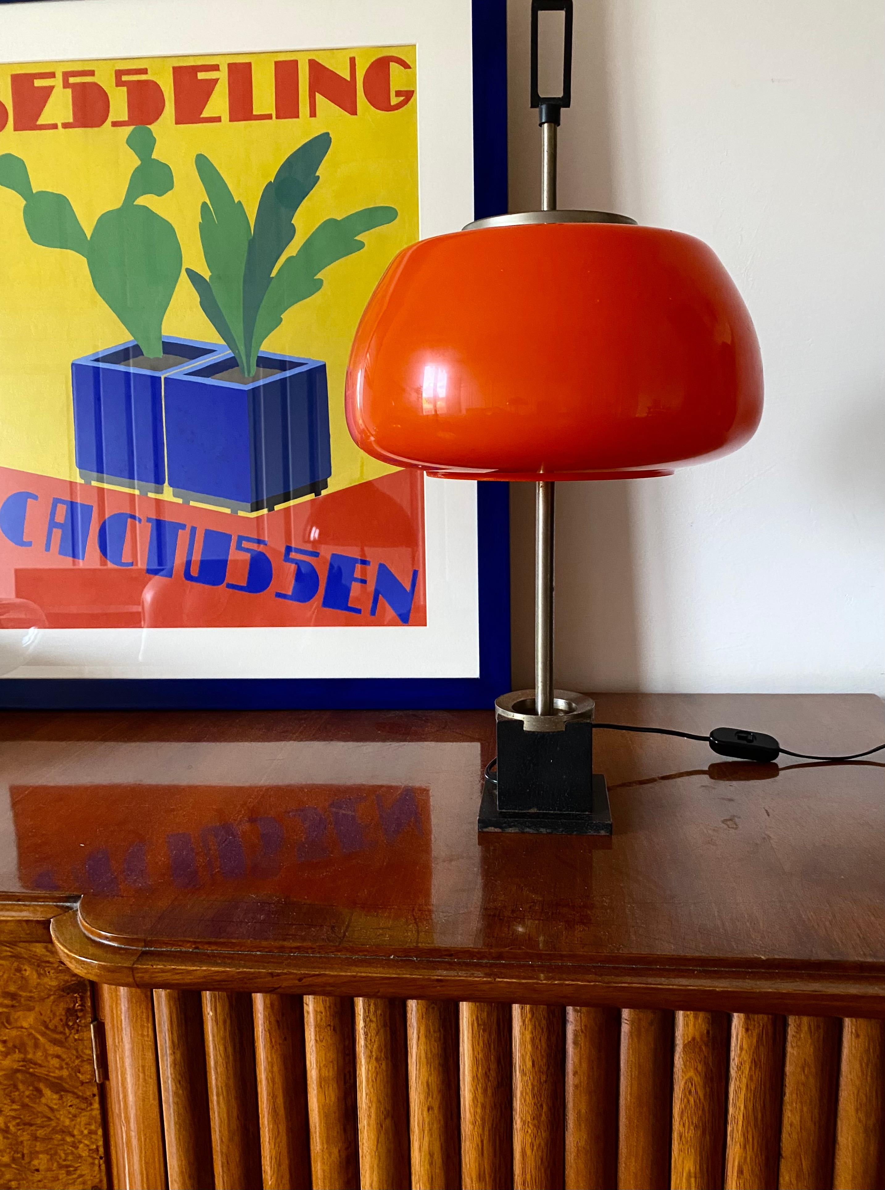 Oscar Torlasco, Tisch-/Schreibtischlampe aus orangefarbenem Glas, Prod. Aufklärung, um 1960 im Angebot 8