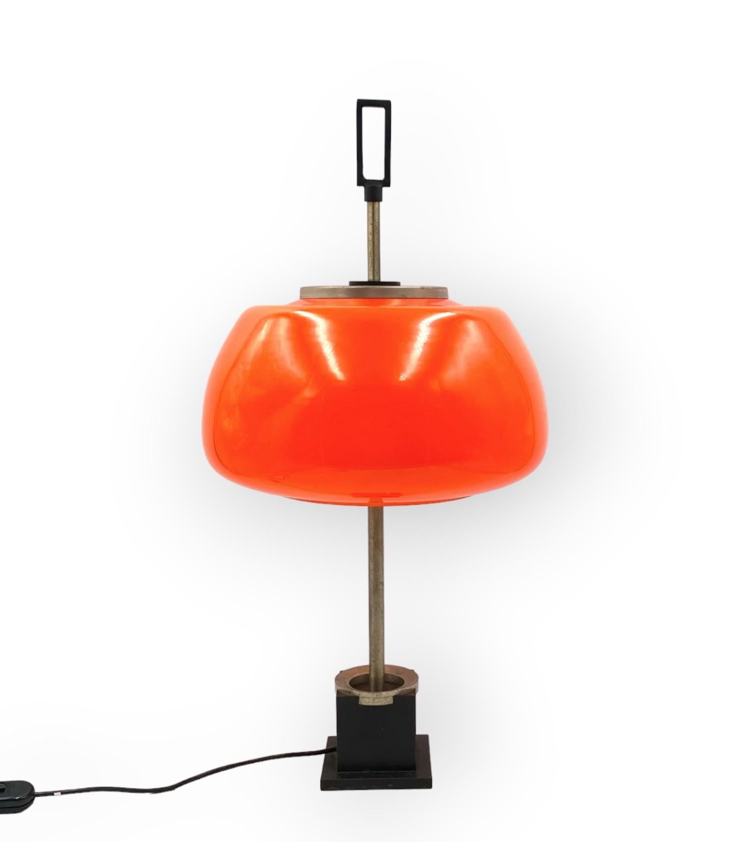 Oscar Torlasco, Tisch-/Schreibtischlampe aus orangefarbenem Glas, Prod. Aufklärung, um 1960 (Moderne der Mitte des Jahrhunderts) im Angebot
