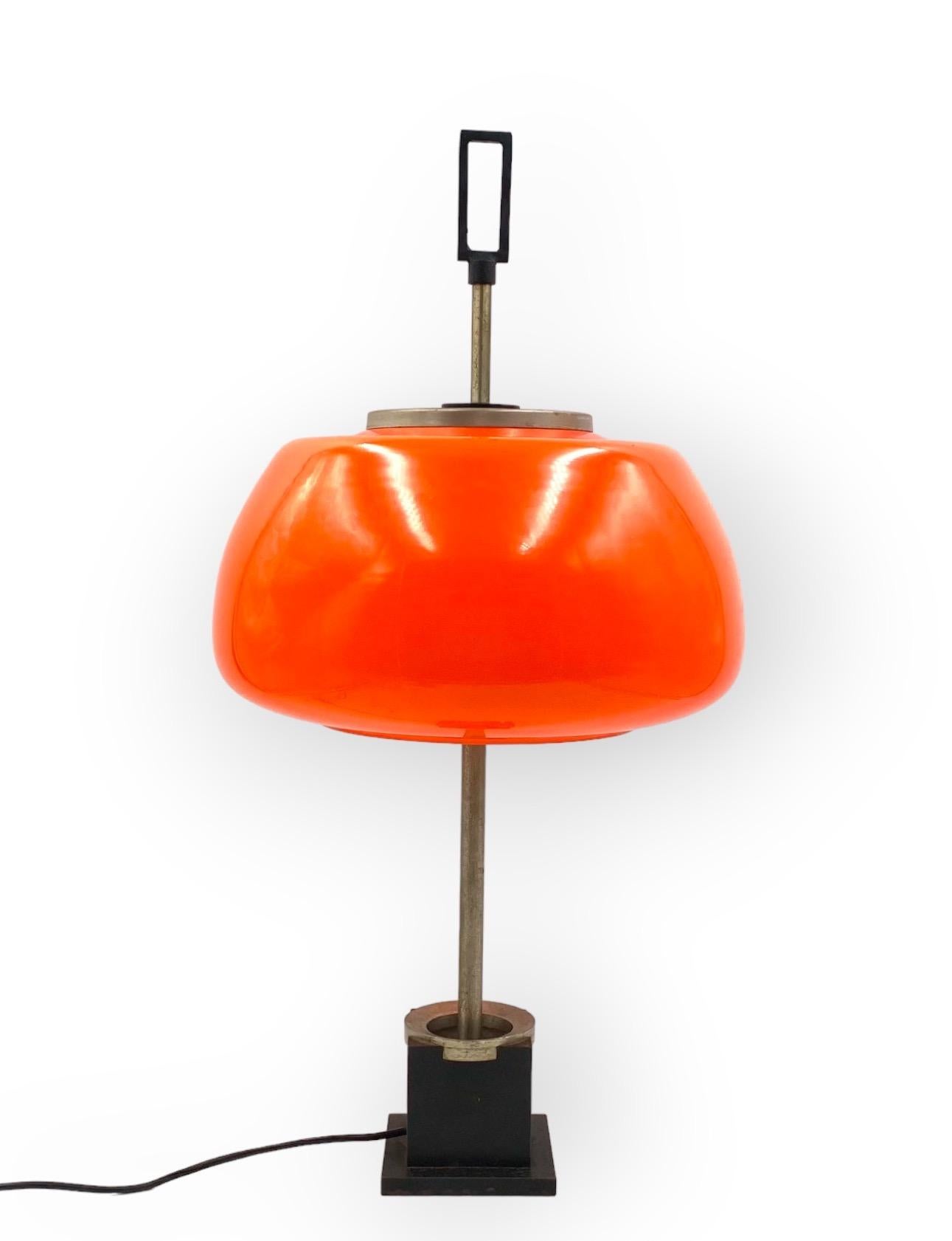 Oscar Torlasco, Tisch-/Schreibtischlampe aus orangefarbenem Glas, Prod. Aufklärung, um 1960 (Italian) im Angebot