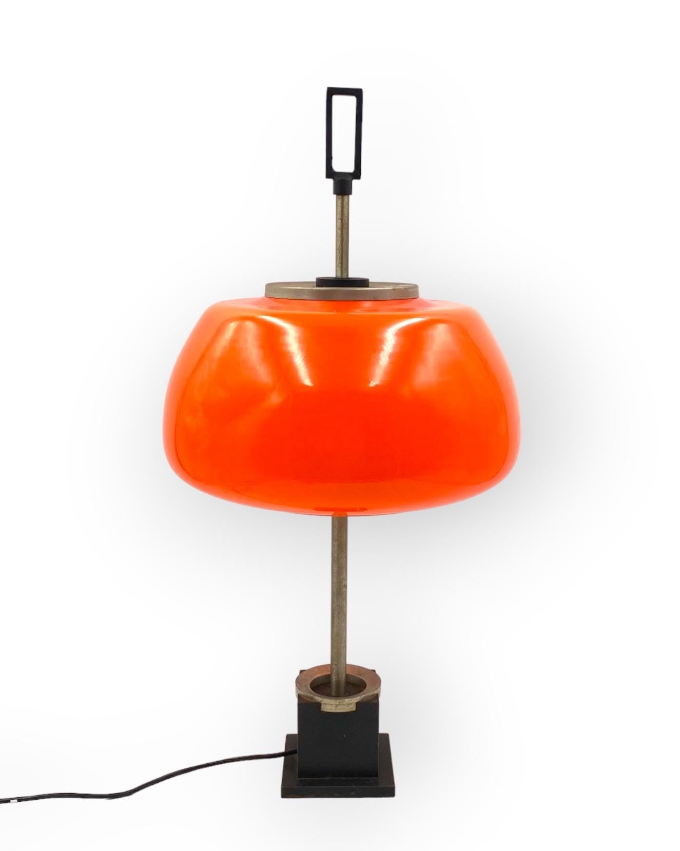 Oscar Torlasco, orange glass table / desk lamp, Prod. Enlightenment, ca. 1960. In Excellent Condition For Sale In Firenze, IT