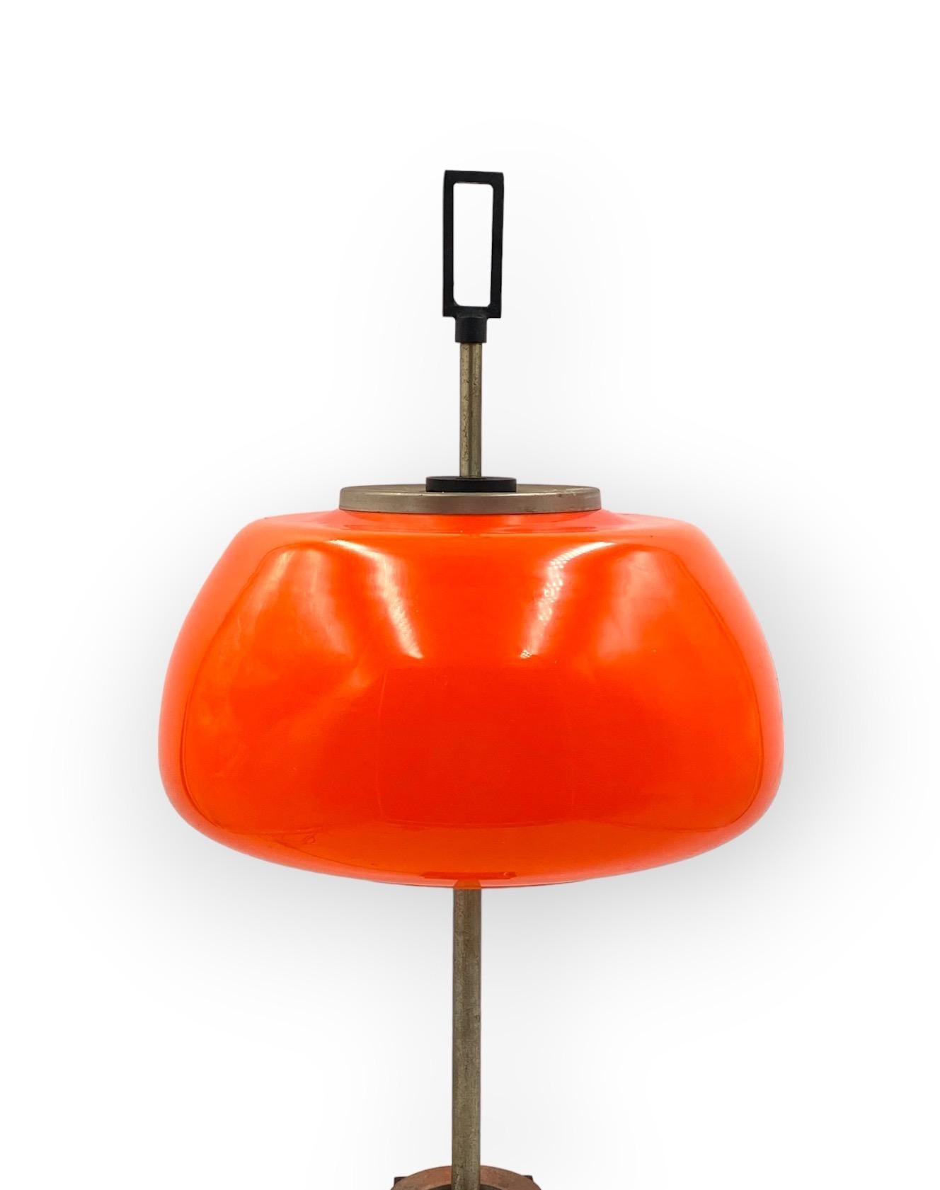 Oscar Torlasco, Tisch-/Schreibtischlampe aus orangefarbenem Glas, Prod. Aufklärung, um 1960 (Mid-20th Century) im Angebot