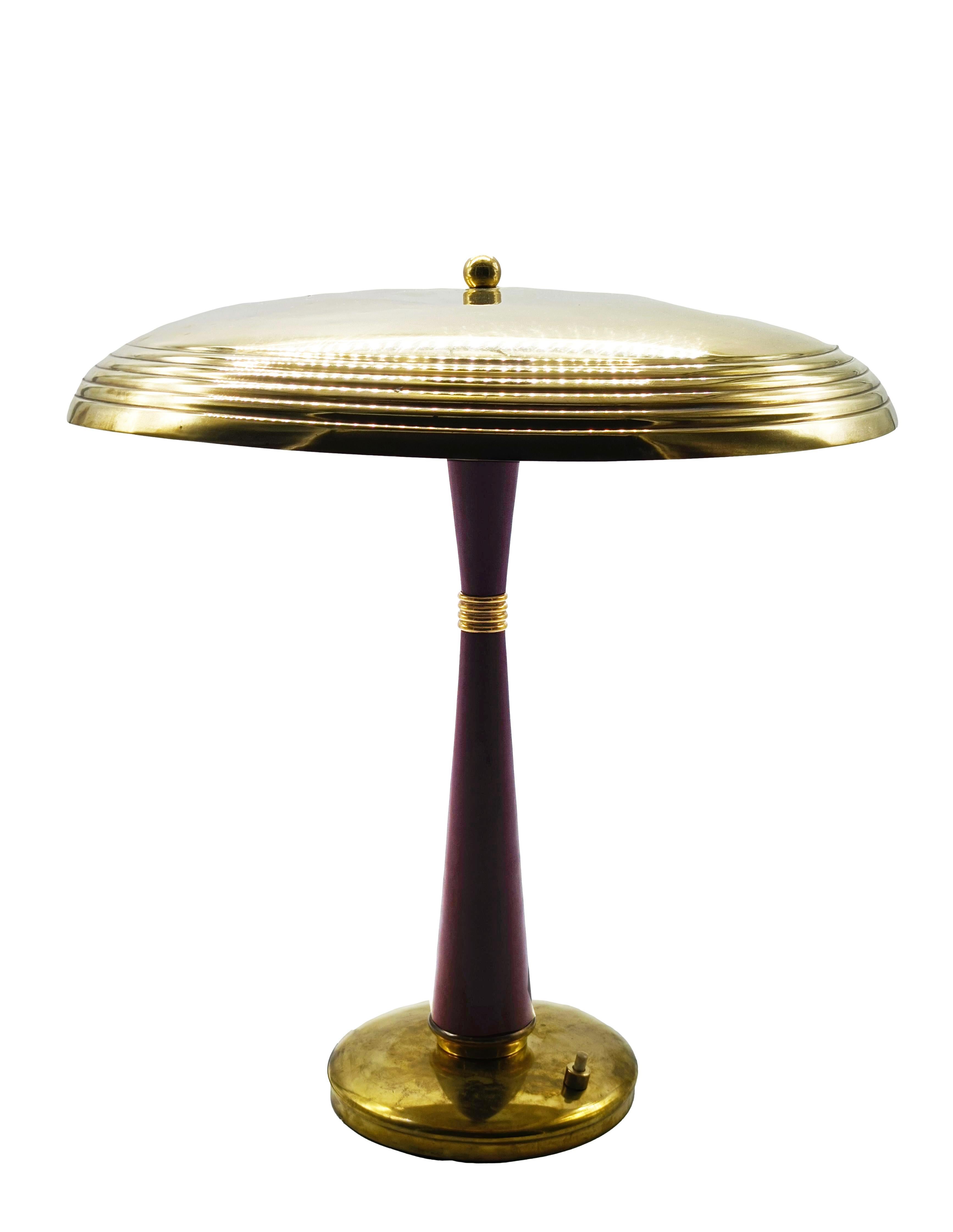  Lampada da tavolo, modello 338, disegnata da Oscar Torlasco per Lumi, Milano, negli anni '56. 
La lampada è realizzata in ottone con patina originale e presenta uno stelo rivestito in cuoio, 
Il diffusore è in vetro ottico, ed è presente un