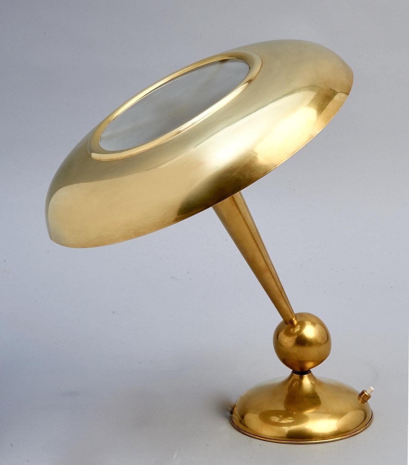 Oscar Torlasco (1934 - 2004)

An iconic modernist articulated desk lamp by Oscar Torlasco for Lumi, in polished brass. With an adjustable conical arm, a swivel ball joint at the base allowing for full range of motion, and a spherical shade topped by