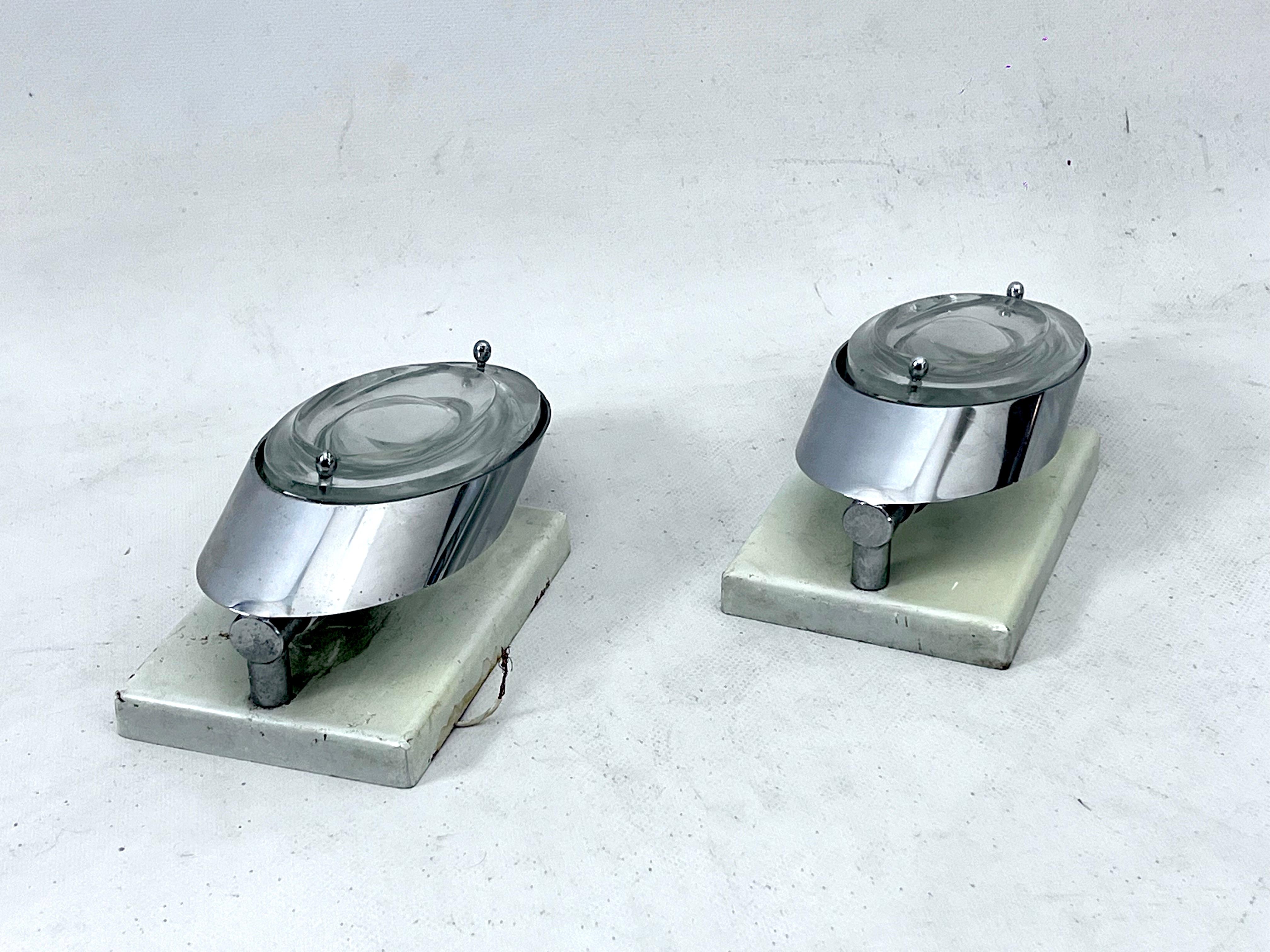 Oscar Torlasco, postmodern pair of Italian sconces in chrome and glass. 1970s For Sale 4
