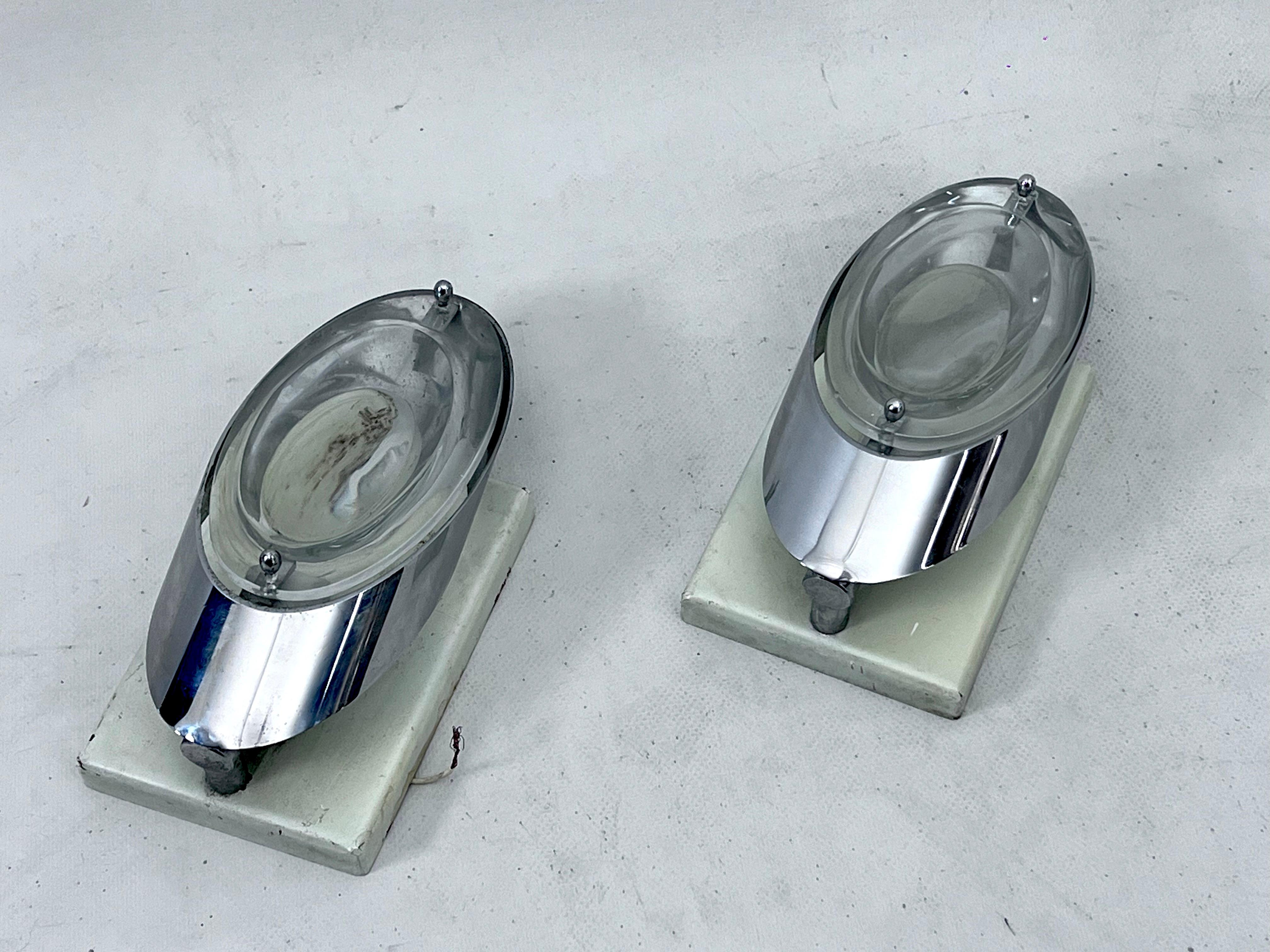 Oscar Torlasco, postmodern pair of Italian sconces in chrome and glass. 1970s For Sale 5