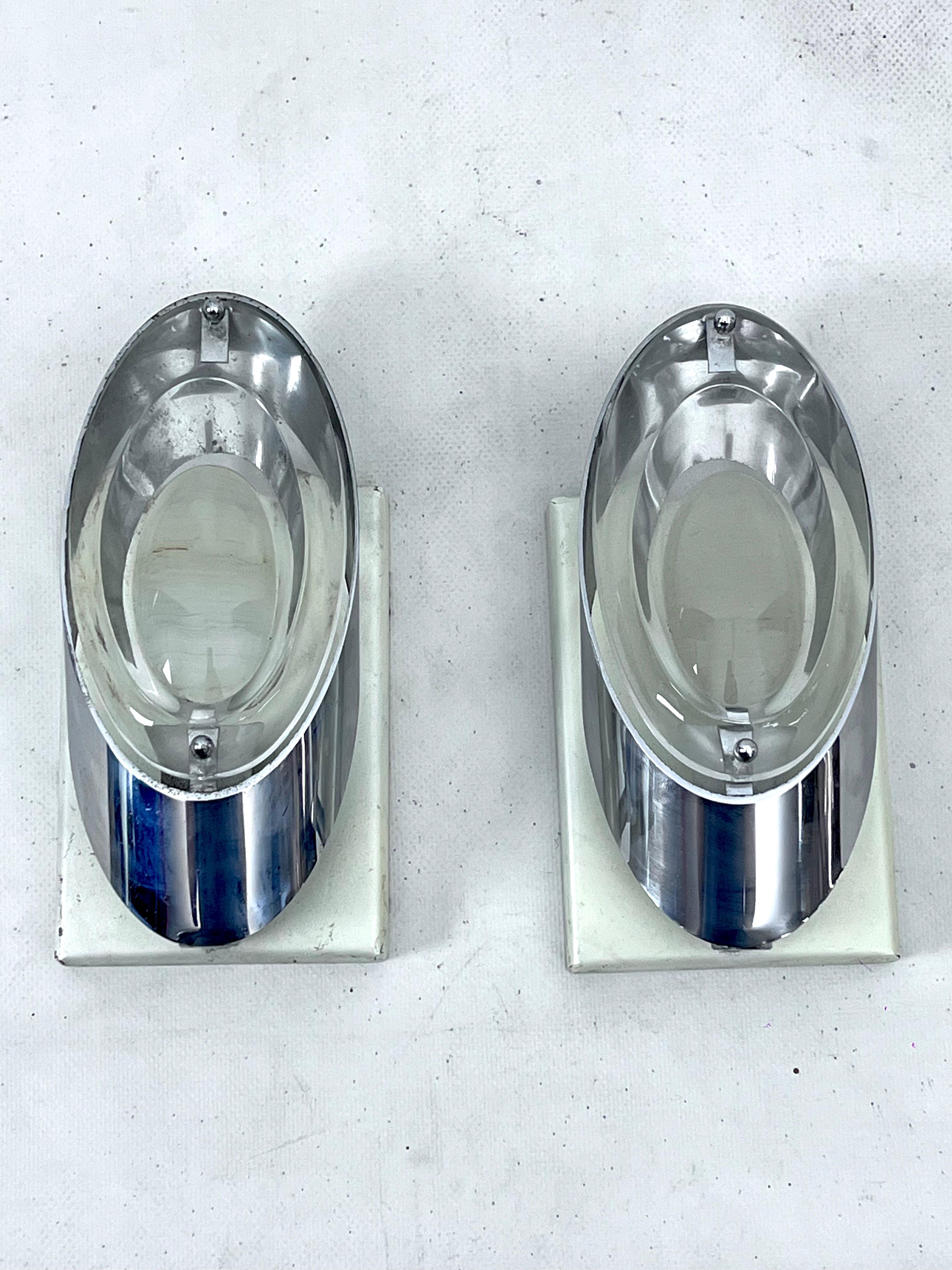 Oscar Torlasco, postmodern pair of Italian sconces in chrome and glass. 1970s For Sale 6