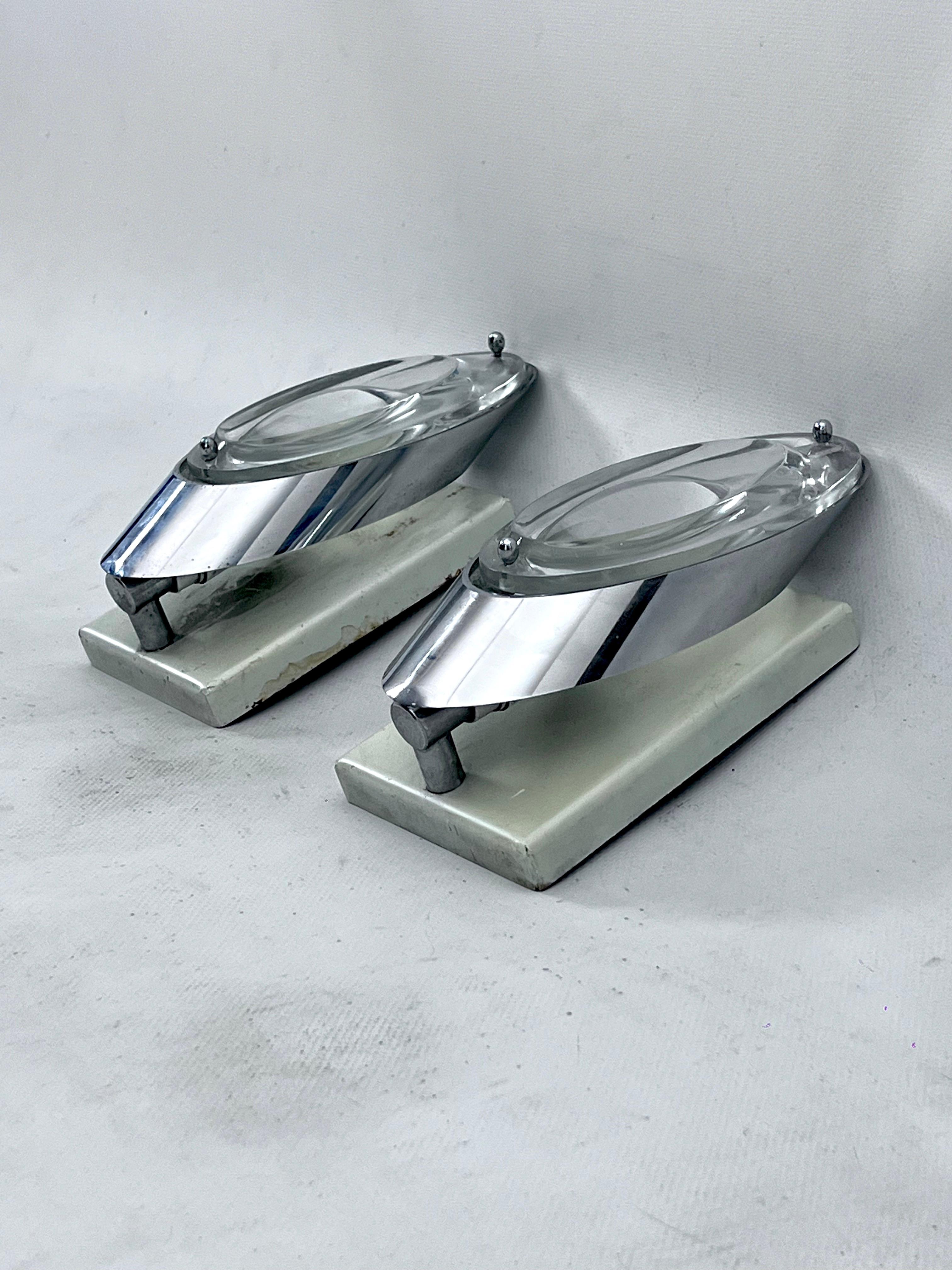 Glass Oscar Torlasco, postmodern pair of Italian sconces in chrome and glass. 1970s For Sale