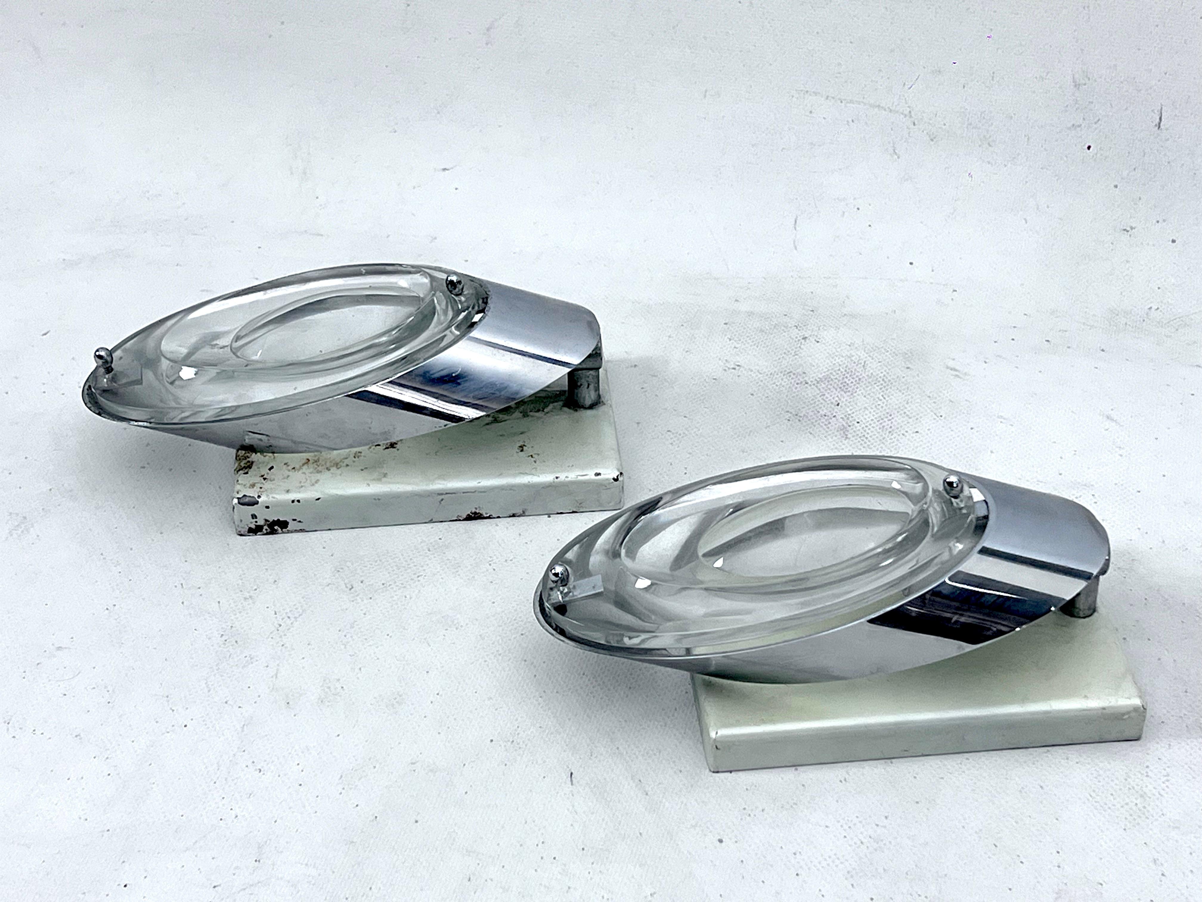 Oscar Torlasco, postmodern pair of Italian sconces in chrome and glass. 1970s For Sale 1