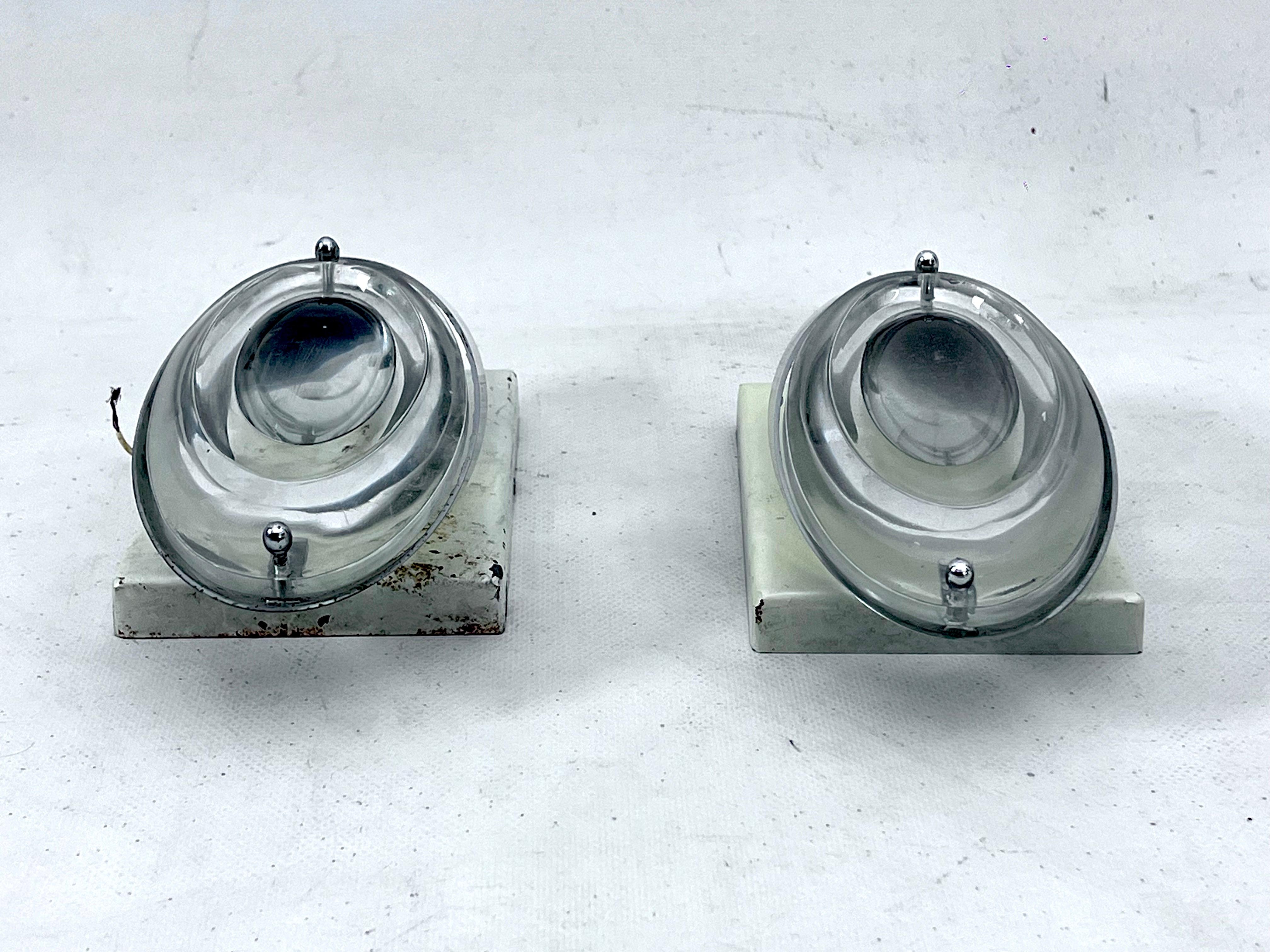 Oscar Torlasco, postmodern pair of Italian sconces in chrome and glass. 1970s For Sale 2