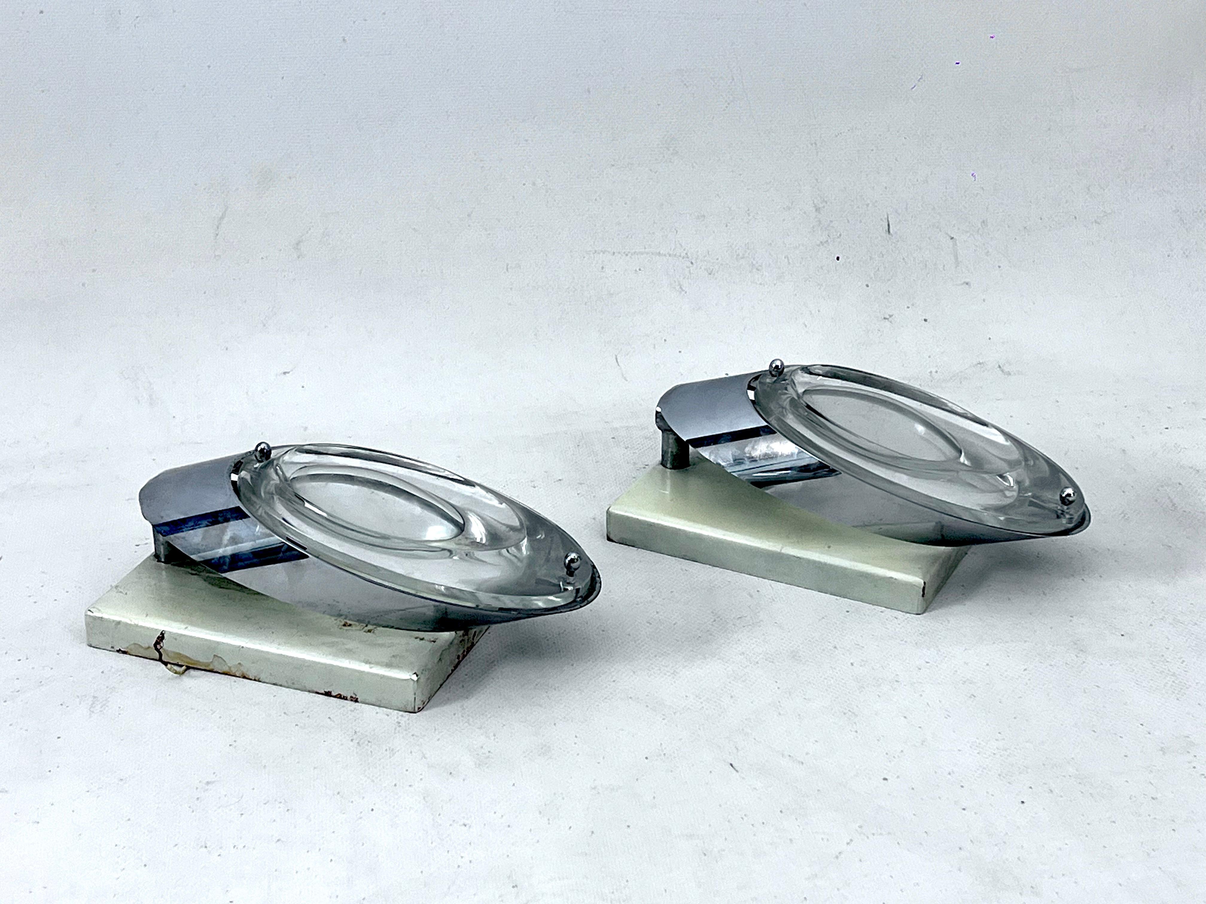 Oscar Torlasco, postmodern pair of Italian sconces in chrome and glass. 1970s For Sale 3