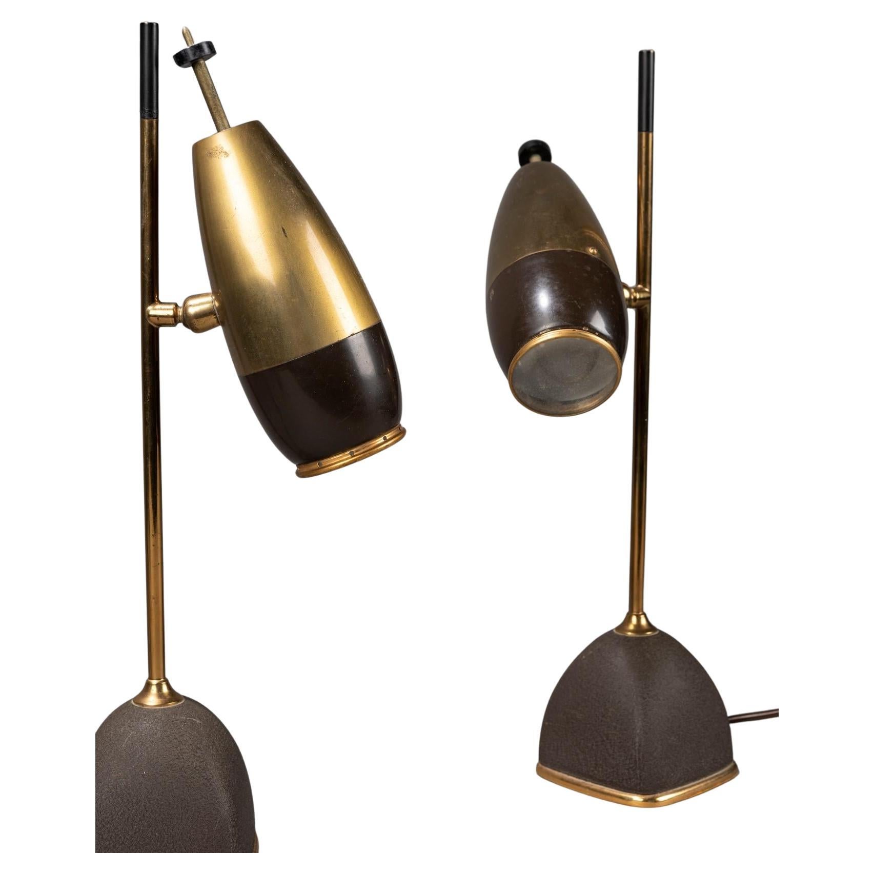 Oscar Torlasco raro par de lámpara de mesa mod.577 Prod. Lumi, Italia, hacia 1960  
Modelo 577. Base cónica cuadrada de latón pintada de negro-marrón, pintada con pintura arrugada. Transformador incorporado. Varilla de latón. Pantalla cónica tubular