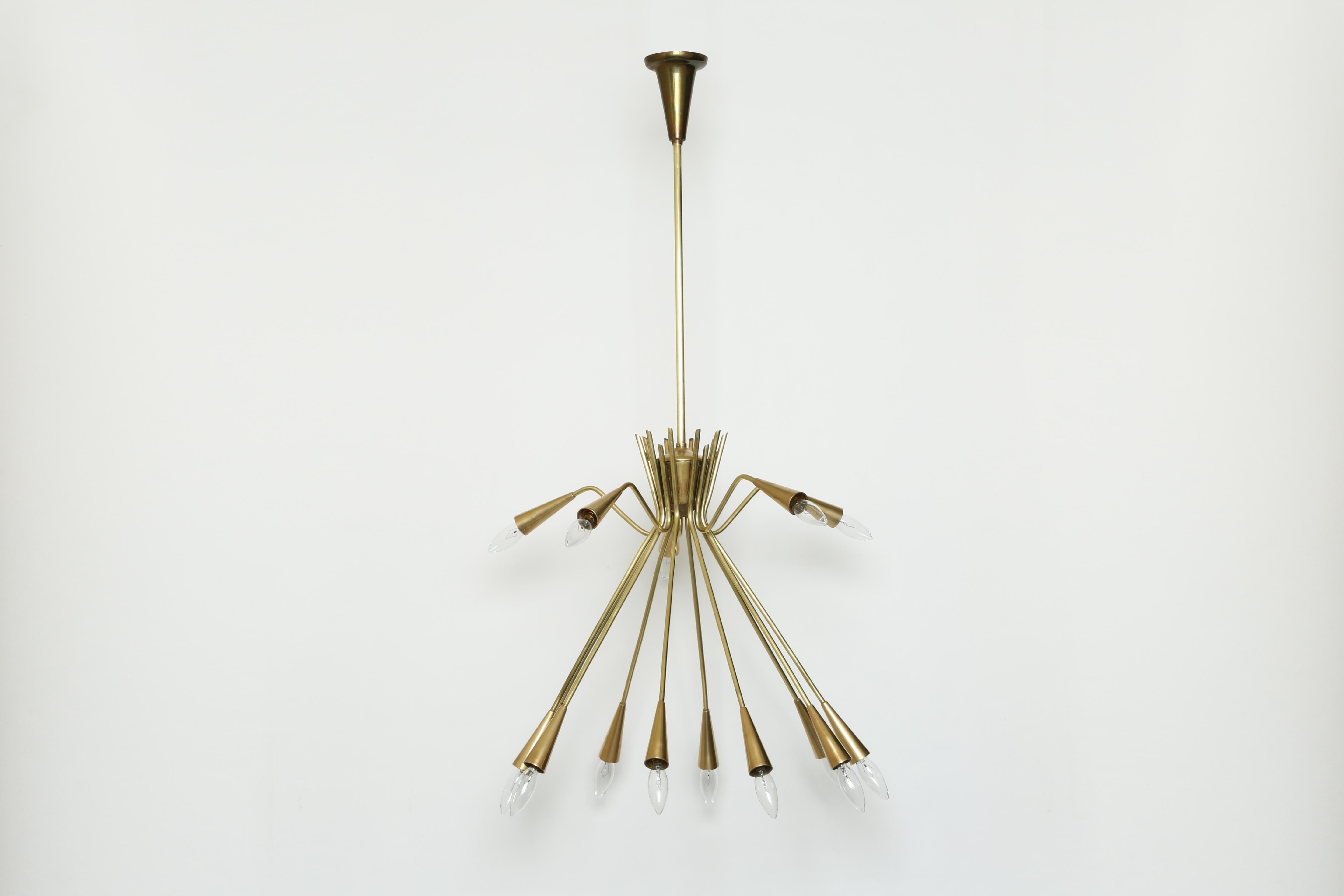 Sputnik Oscar Torlasco style brass chandelier.
Italy, 1960s.
15 arms with candelabra sockets.