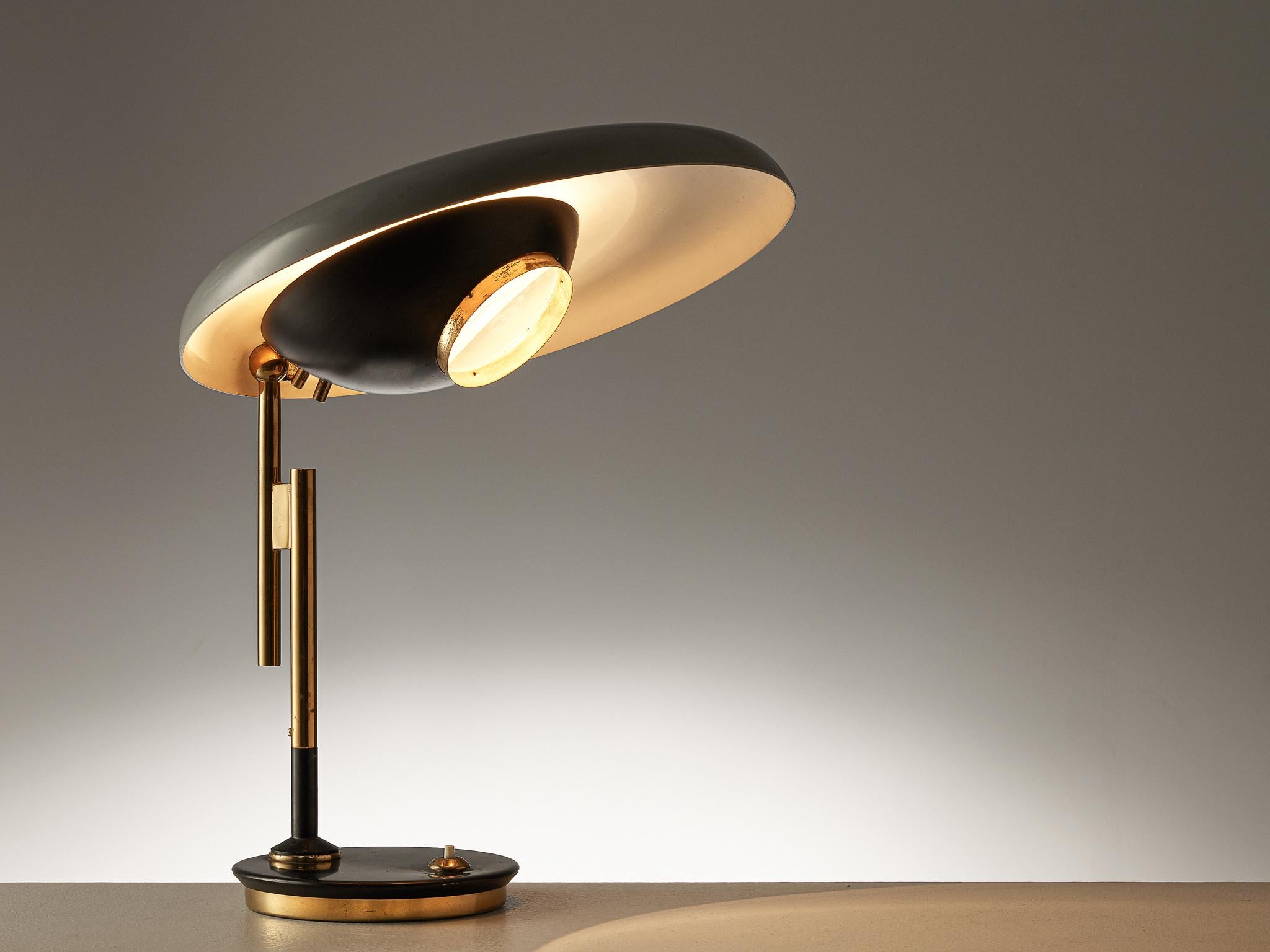 Oscar Torlasco for Lumi, table lamp model 555, metal and brass, Italy, 1950s

Refined desk light by Italian designer Oscar Torlasco. The light consists of a round base in black coated metal with brass bottom. The stern consists of two staggered