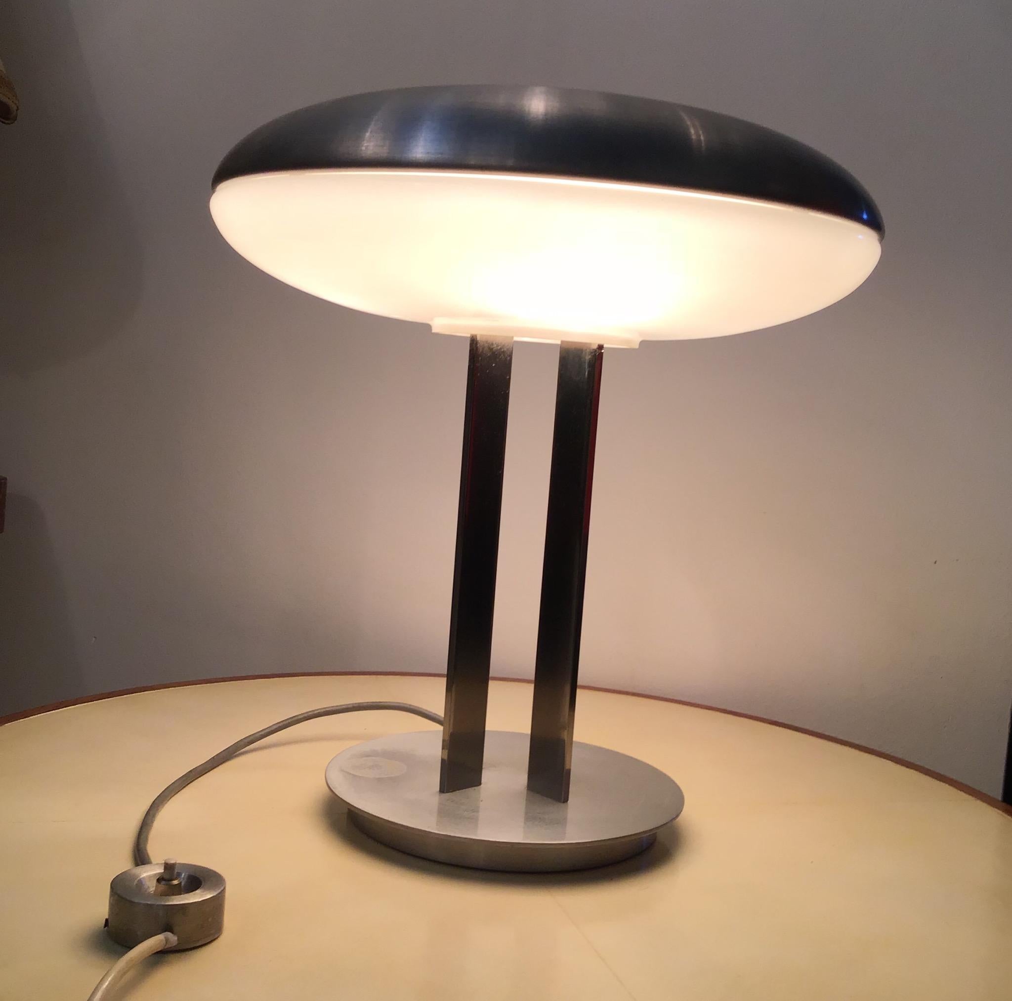 Lampe de bureau Oscar Torlasco en métal chromé et verre, 1950 en vente 6